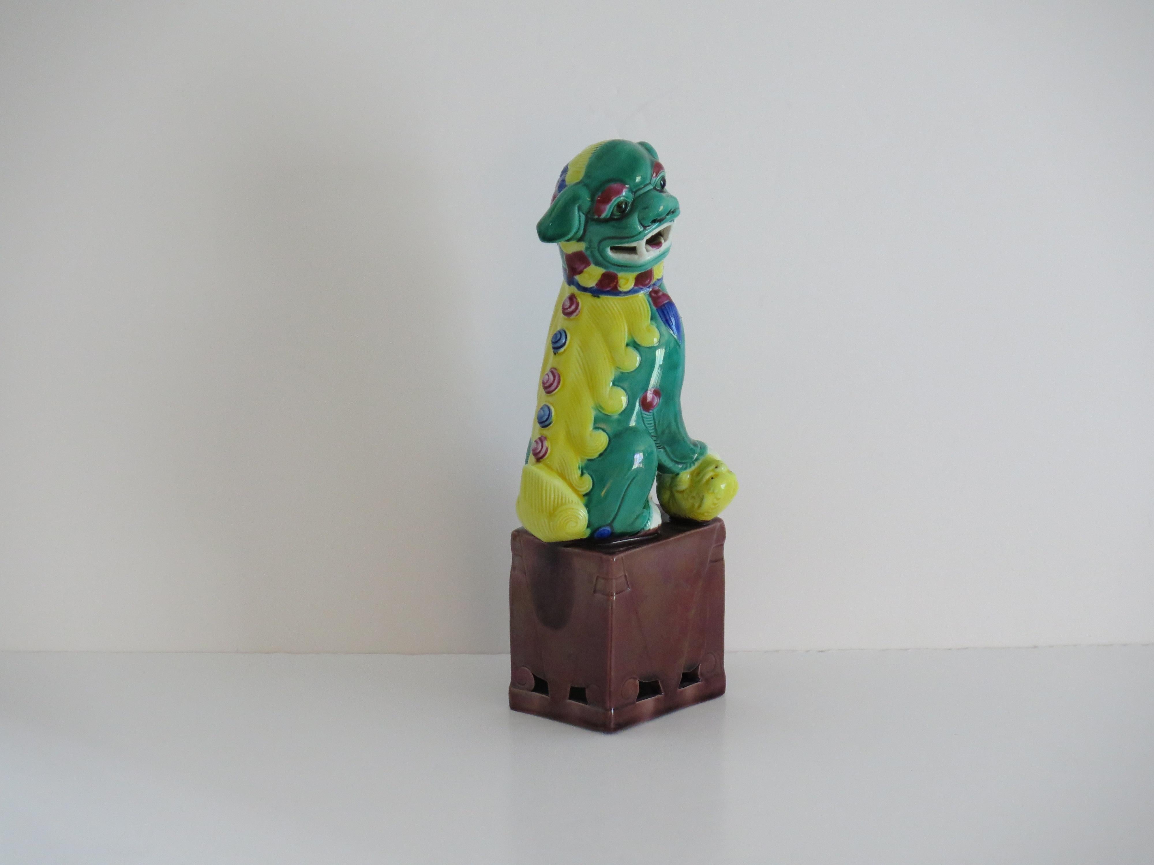 Chinois Chien de chasse en porcelaine chinoise émaillée à la main et polychrome, circa 1920 en vente