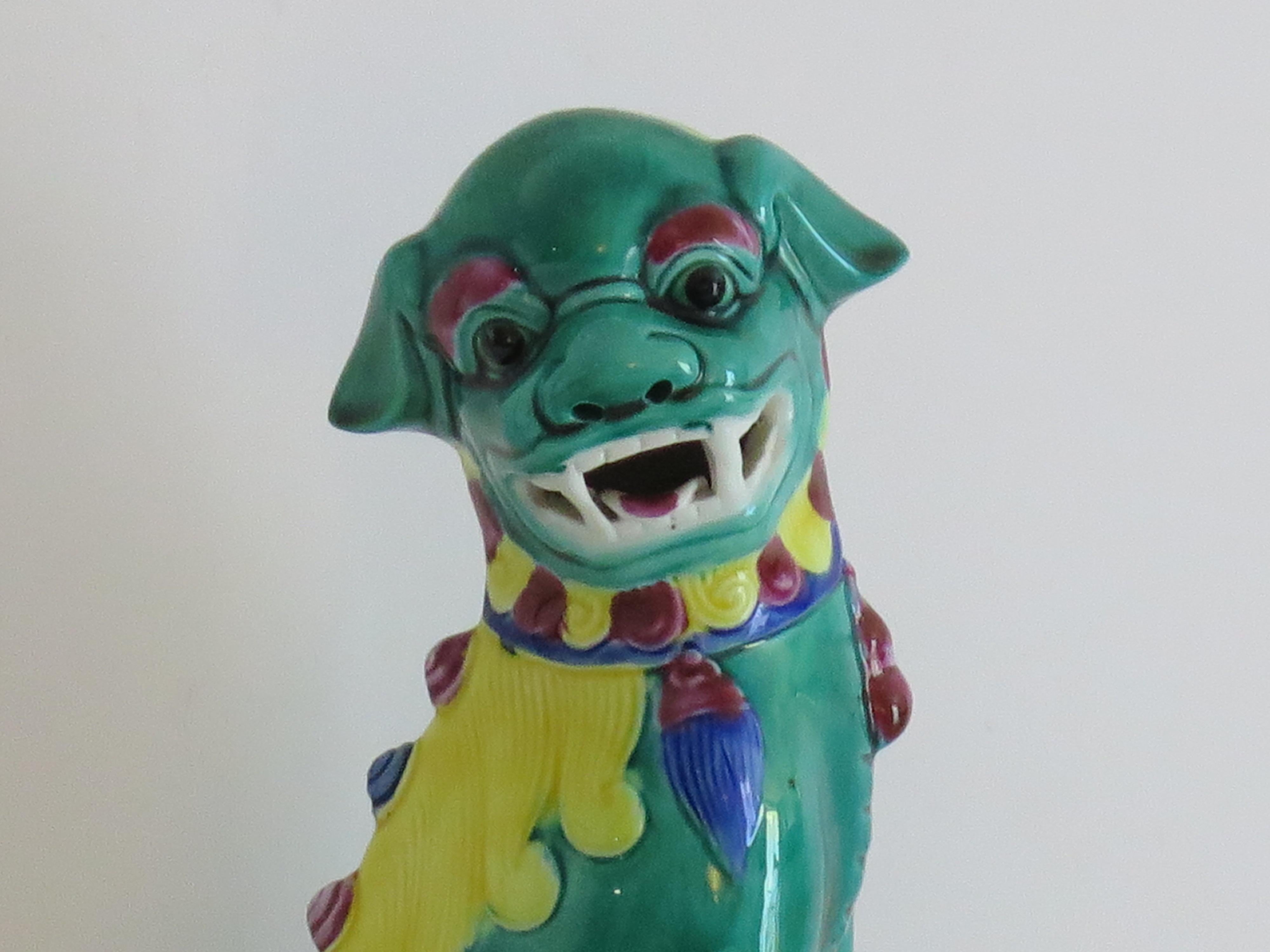 Chien de chasse en porcelaine chinoise émaillée à la main et polychrome, circa 1920 en vente 4