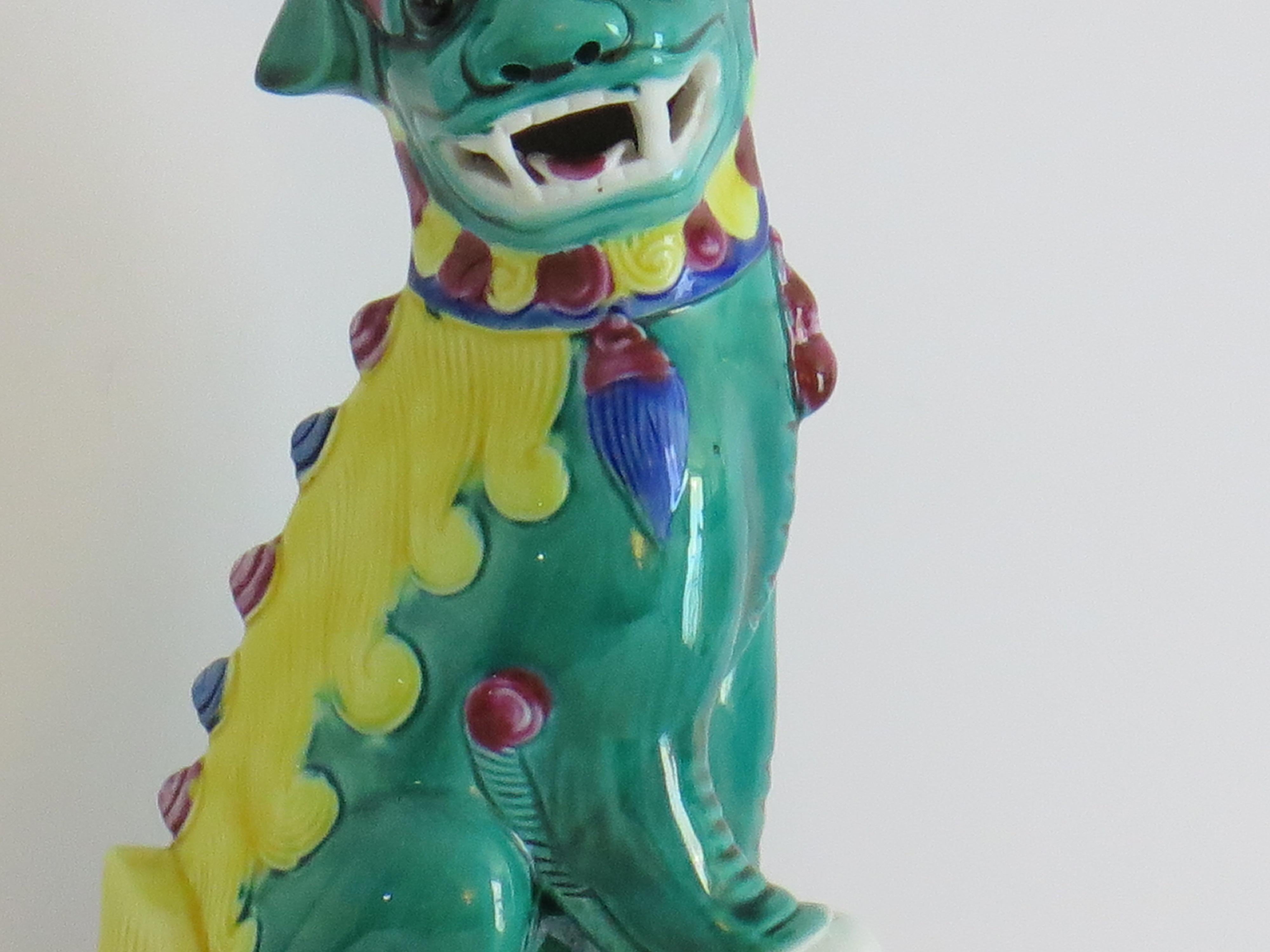 Chien de chasse en porcelaine chinoise émaillée à la main et polychrome, circa 1920 en vente 5