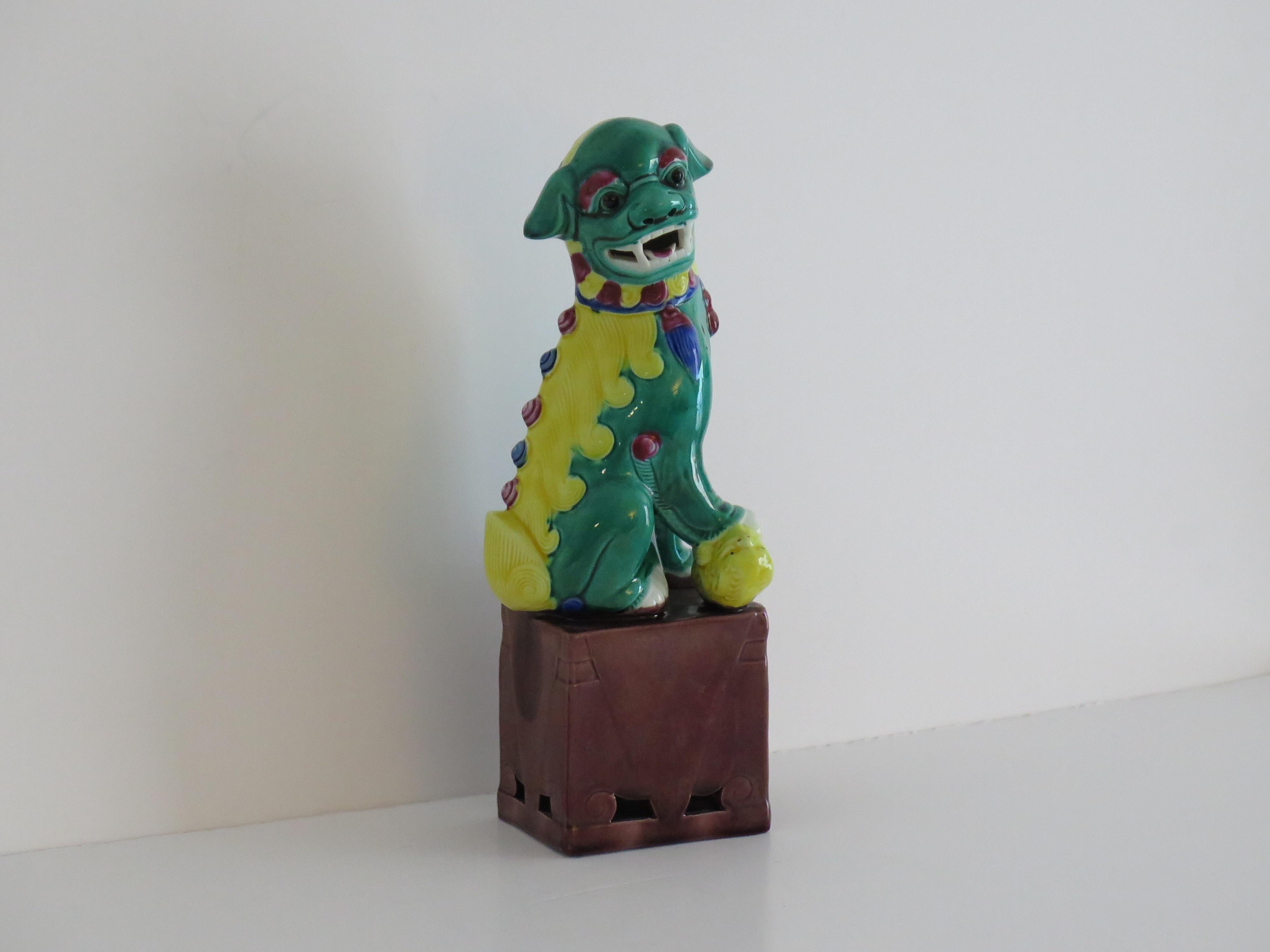 Chien de chasse en porcelaine chinoise émaillée à la main et polychrome, circa 1920 Bon état - En vente à Lincoln, Lincolnshire