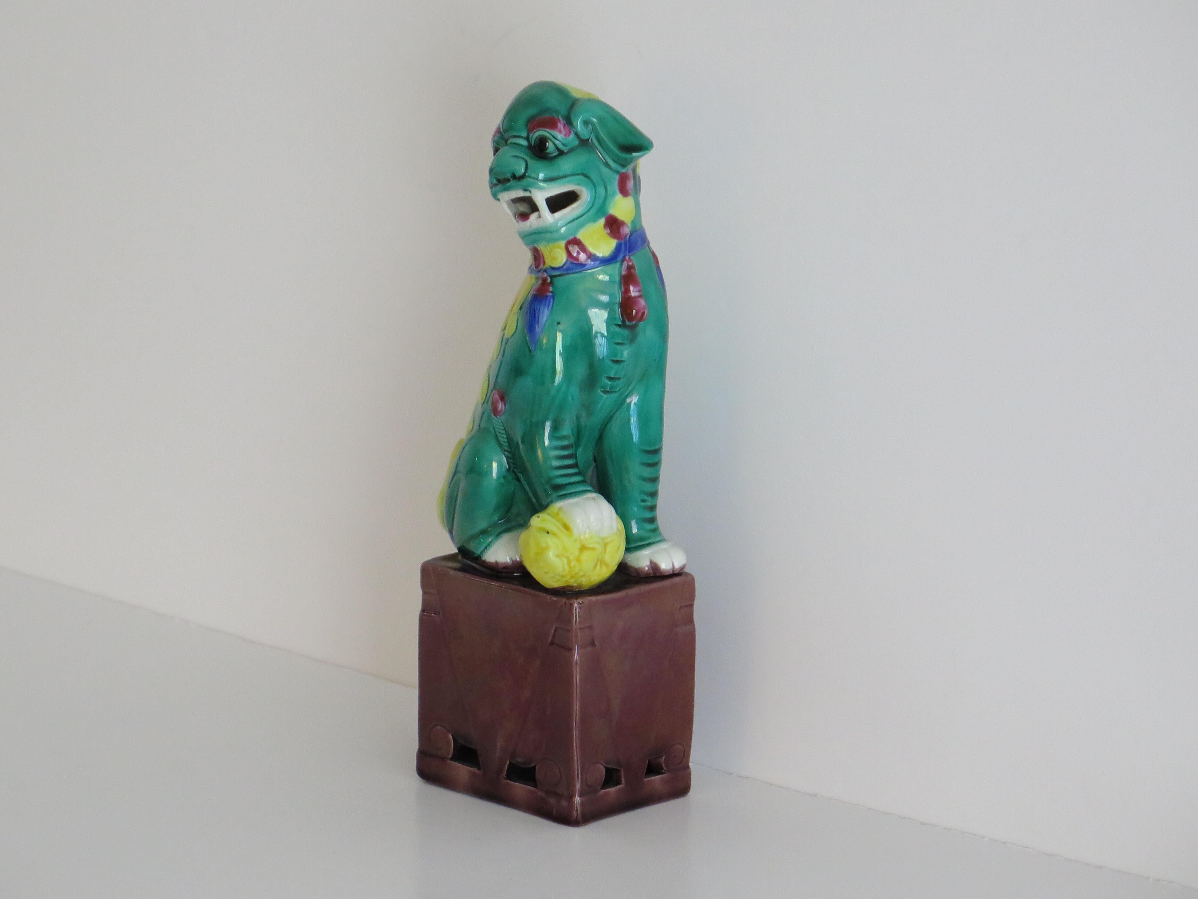 20ième siècle Chien de chasse en porcelaine chinoise émaillée à la main et polychrome, circa 1920 en vente