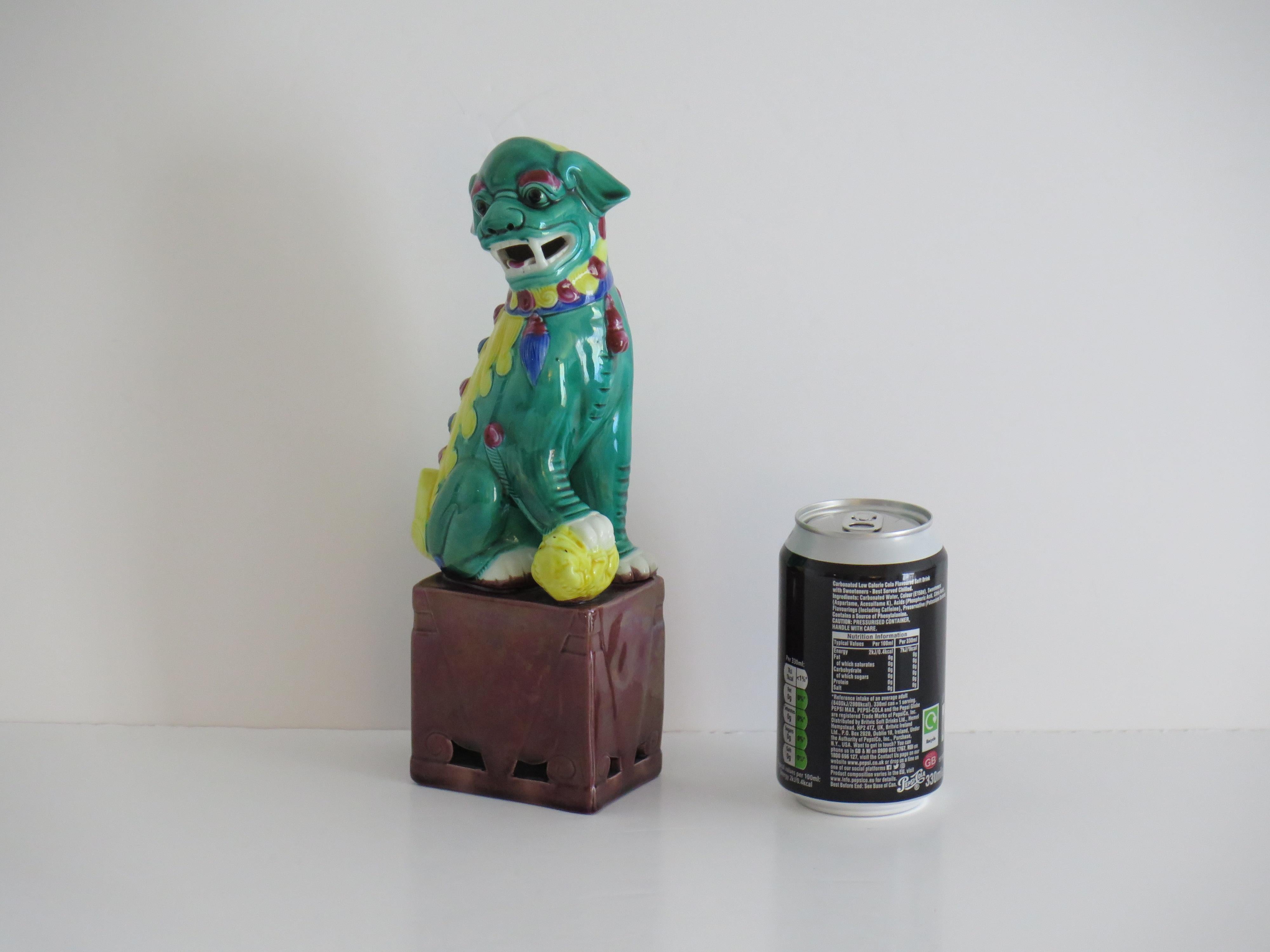 Chien de chasse en porcelaine chinoise émaillée à la main et polychrome, circa 1920 en vente 11