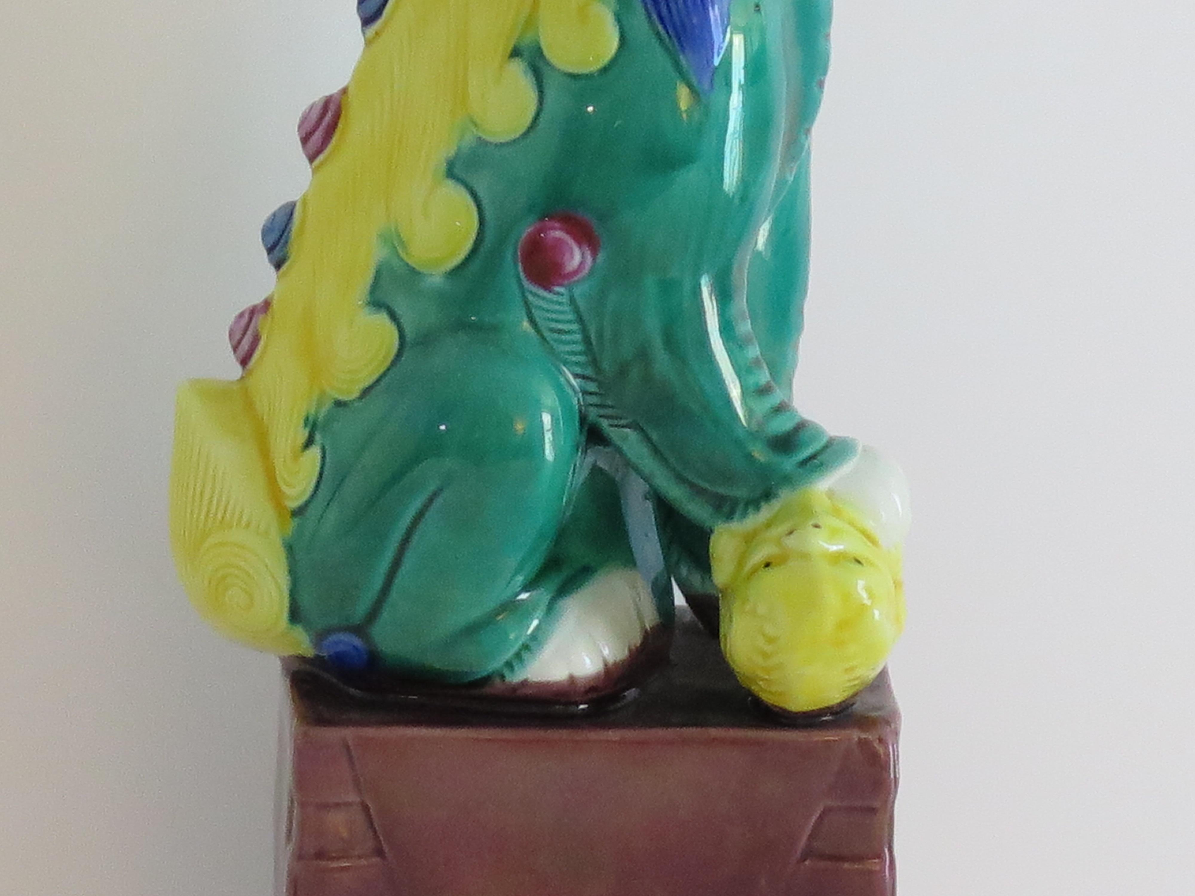 Chien de chasse en porcelaine chinoise émaillée à la main et polychrome, circa 1920 en vente 6
