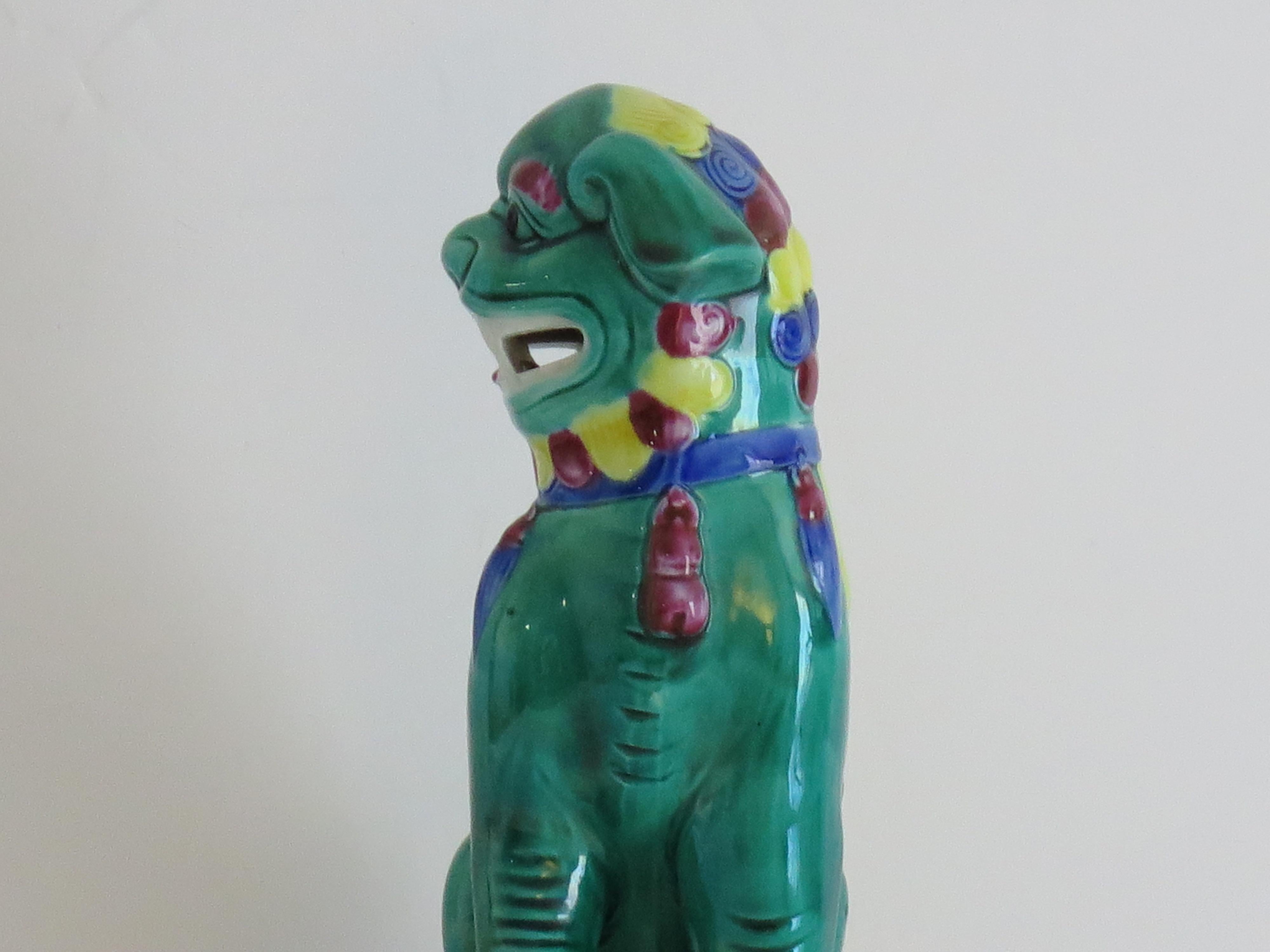 Chien de chasse en porcelaine chinoise émaillée à la main et polychrome, circa 1920 en vente 7
