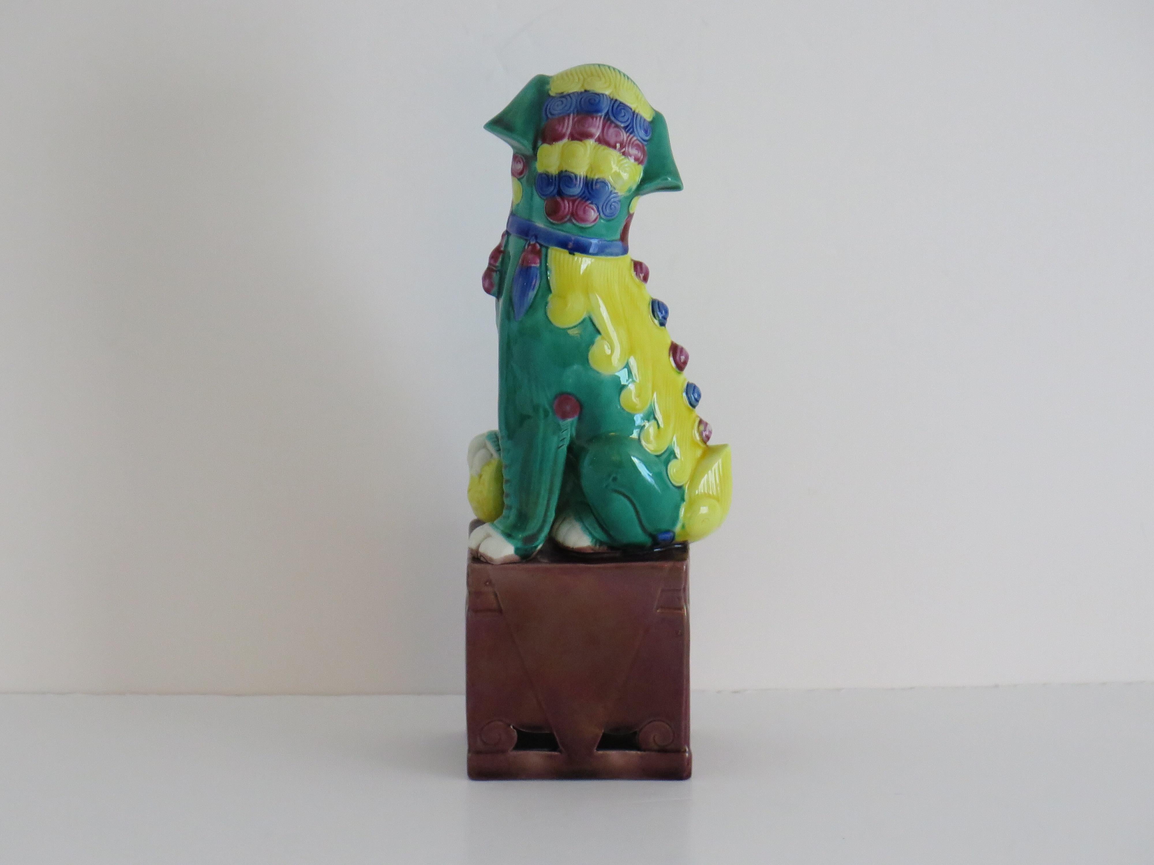 Chien de chasse en porcelaine chinoise émaillée à la main et polychrome, circa 1920 en vente 2