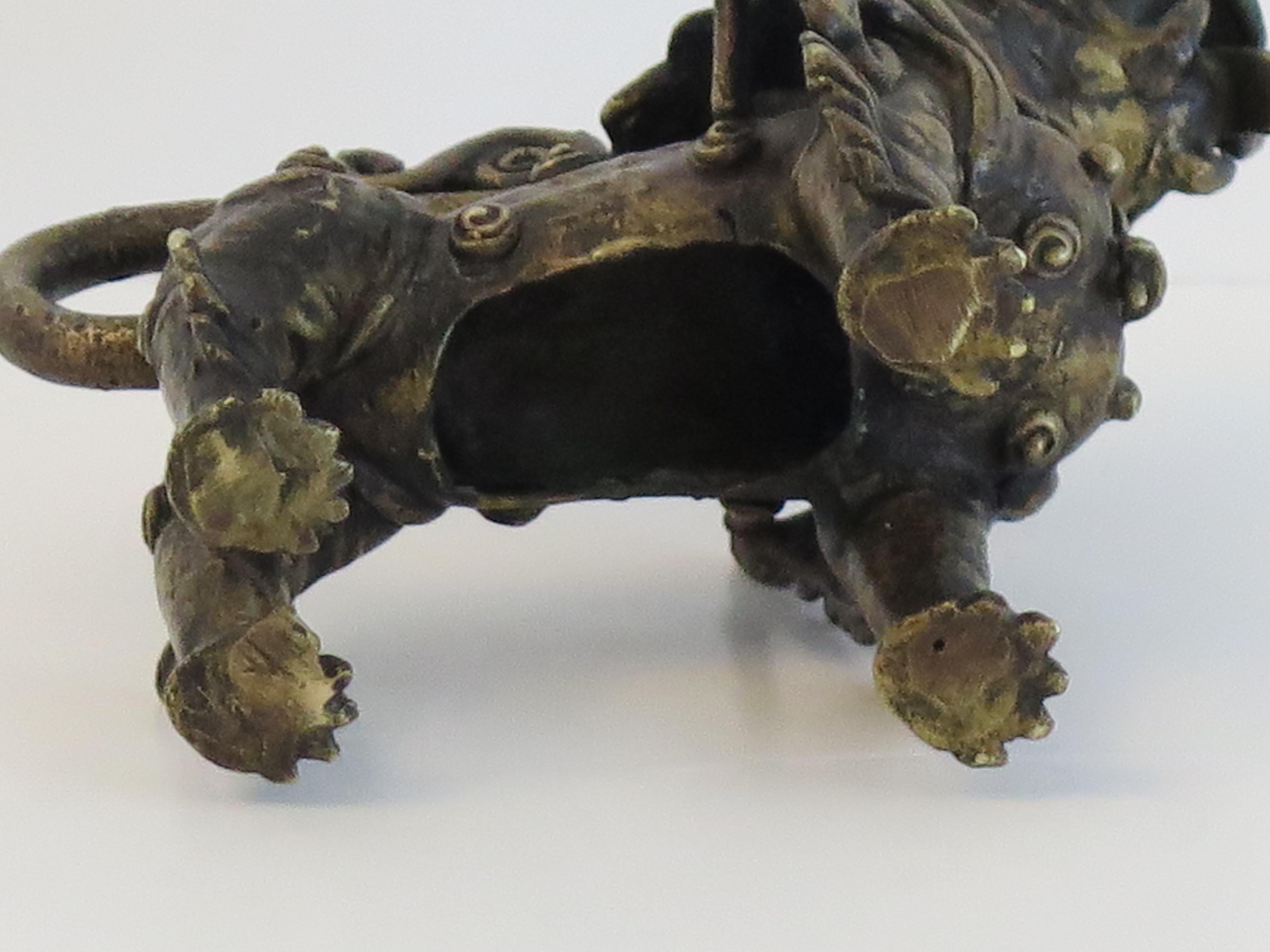 Sculpture ancienne en bronze en forme de chien de chasse avec de bons détails, Qing 19ème siècle en vente 8