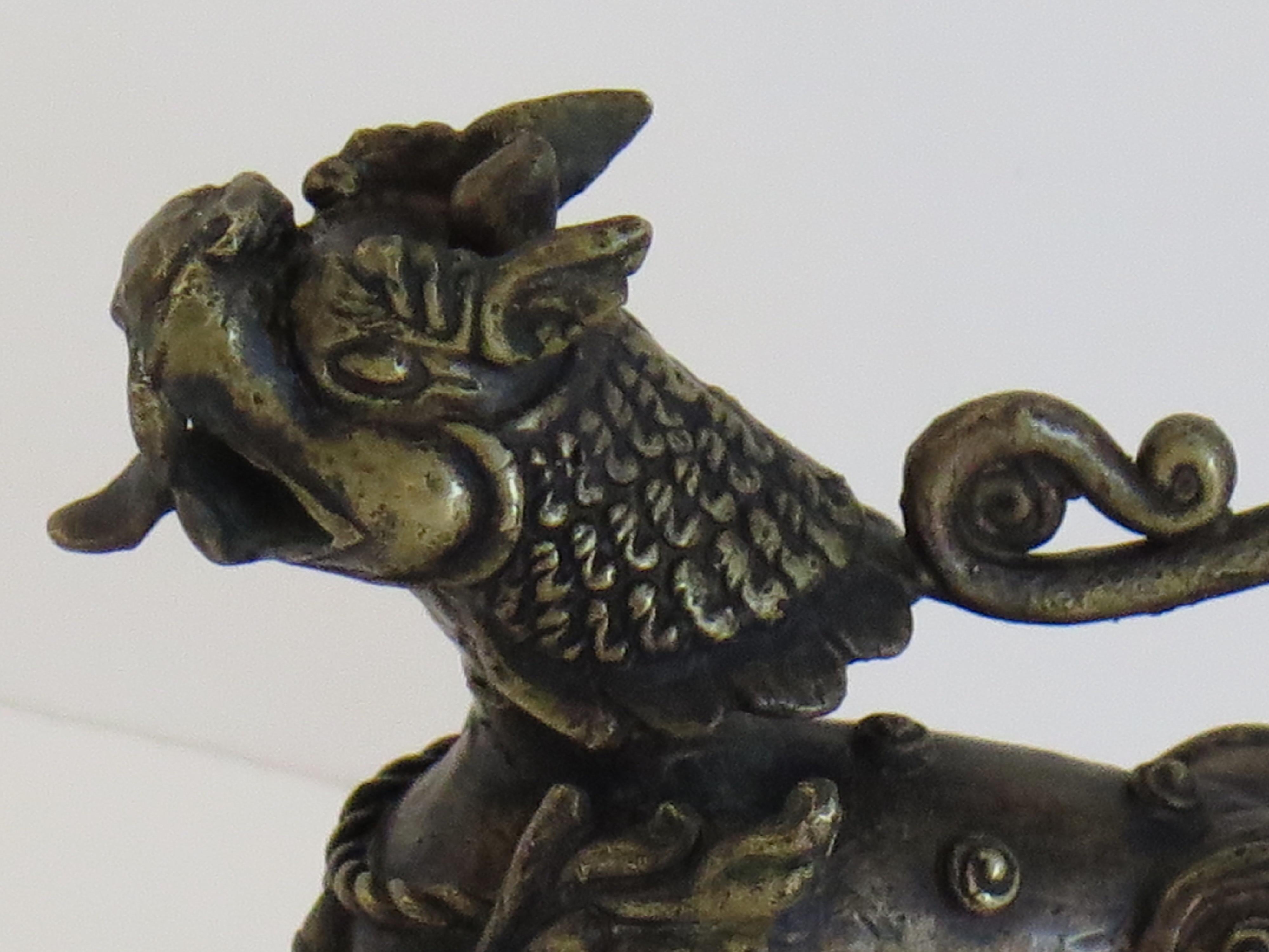Moulage Sculpture ancienne en bronze en forme de chien de chasse avec de bons détails, Qing 19ème siècle en vente