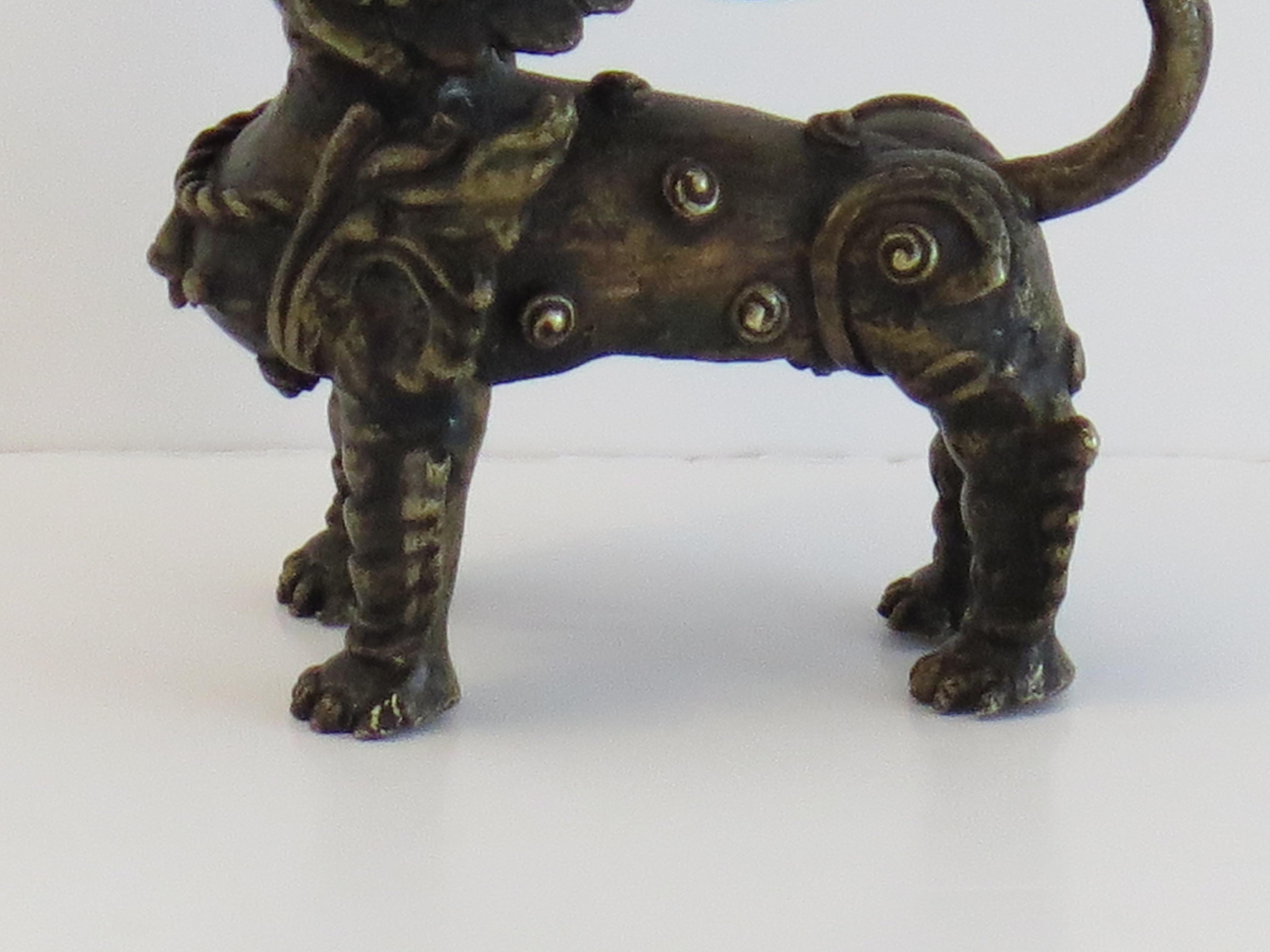 Sculpture ancienne en bronze en forme de chien de chasse avec de bons détails, Qing 19ème siècle en vente 2