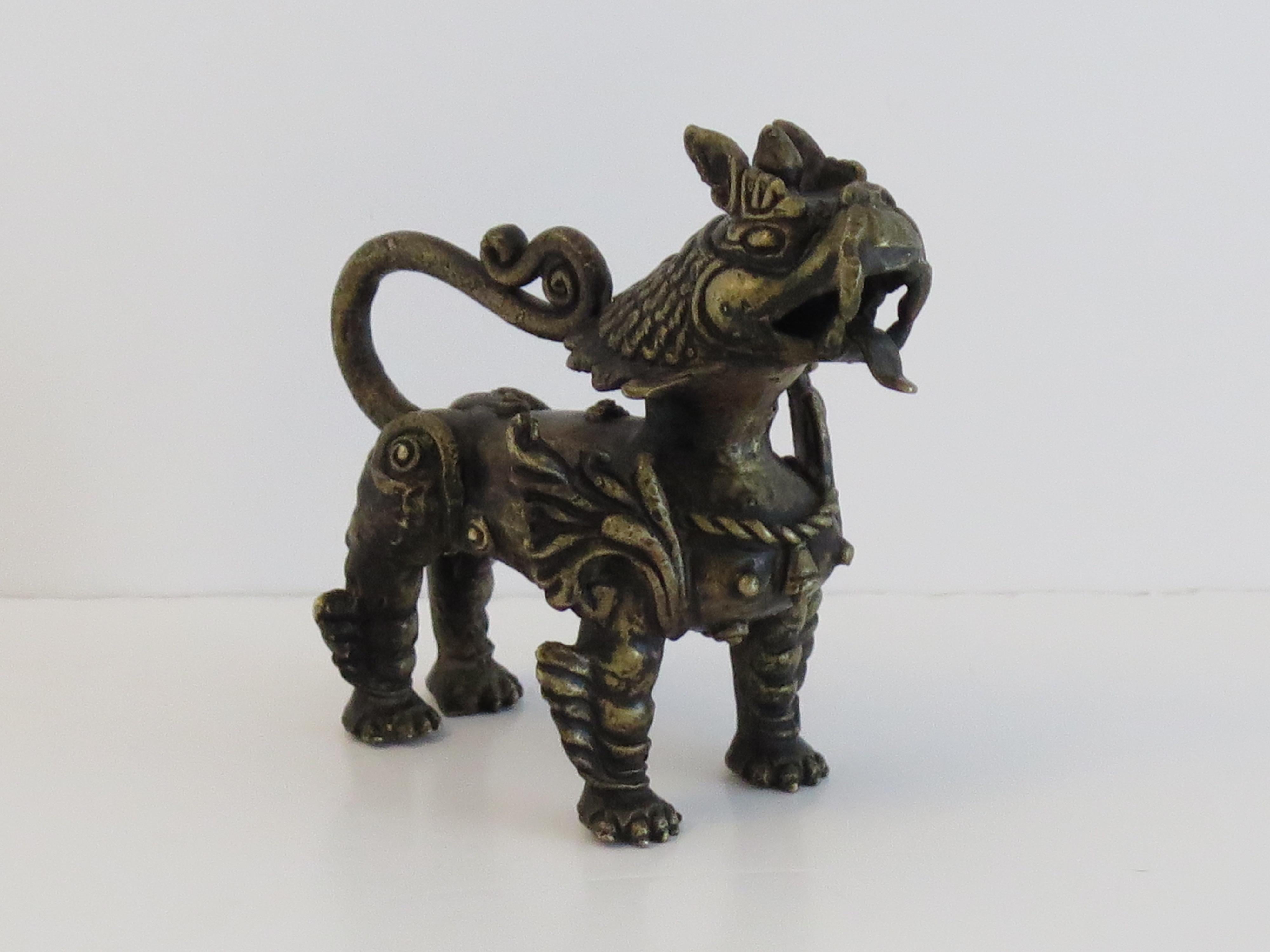 Chinois Sculpture ancienne en bronze en forme de chien de chasse avec de bons détails, Qing 19ème siècle en vente