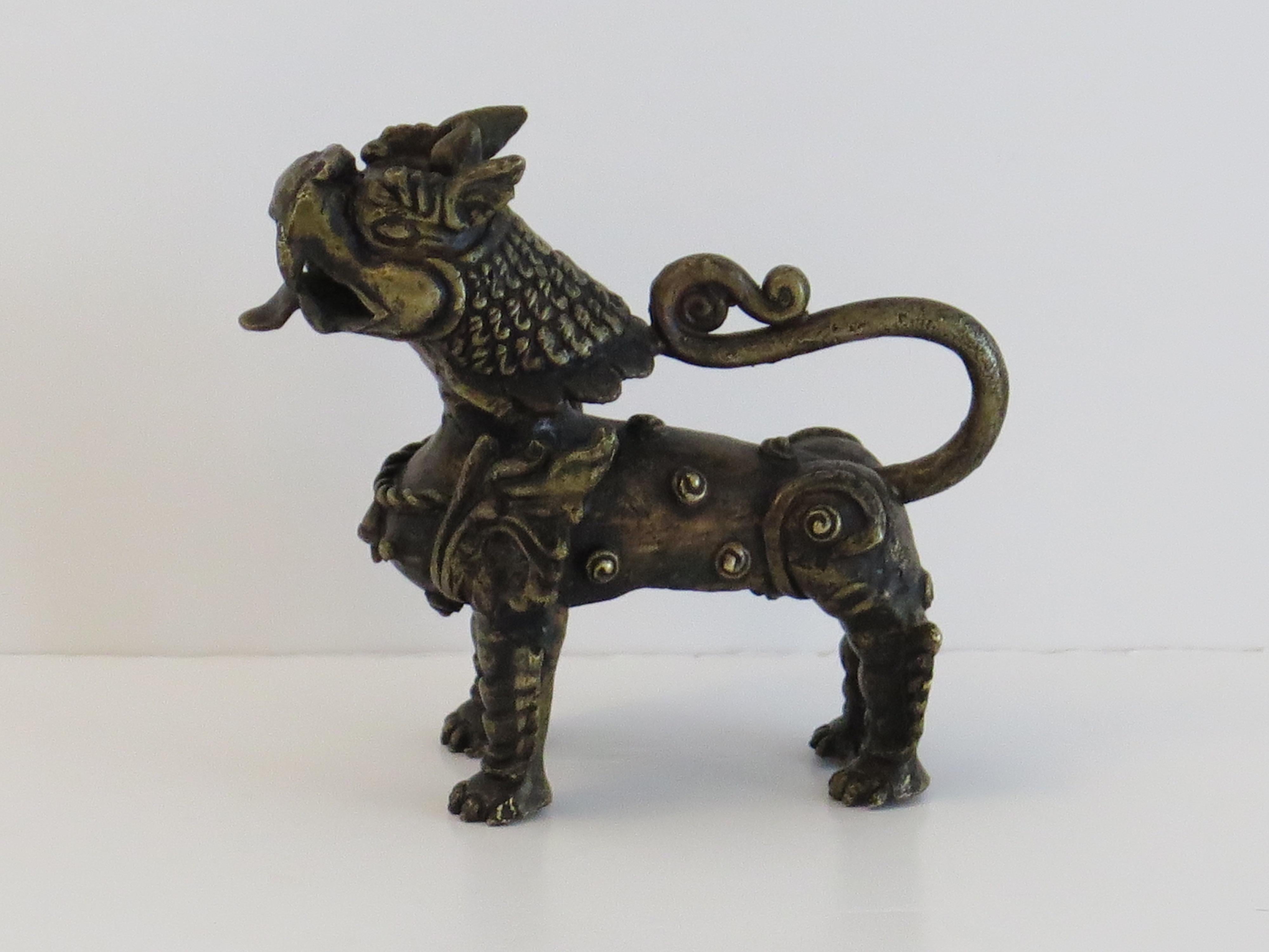 Bronze Sculpture ancienne en bronze en forme de chien de chasse avec de bons détails, Qing 19ème siècle en vente