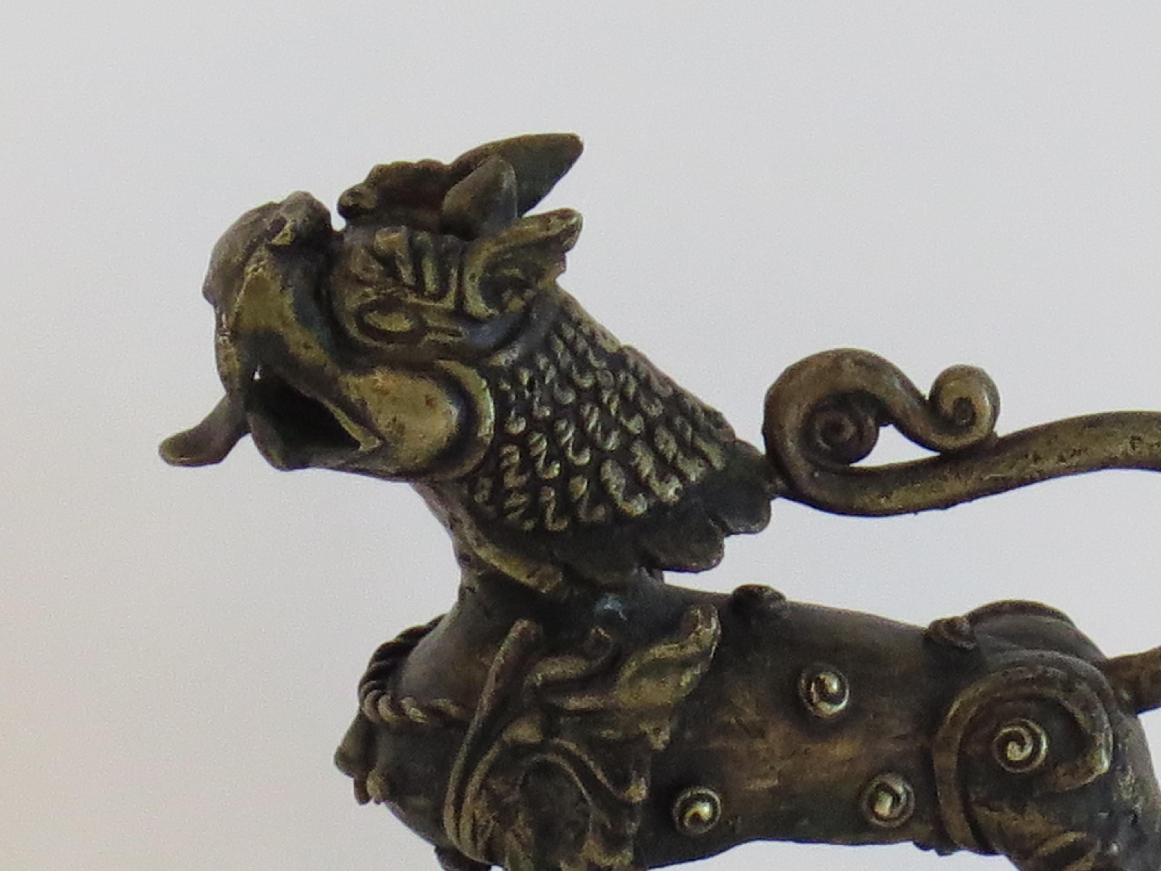 Sculpture ancienne en bronze en forme de chien de chasse avec de bons détails, Qing 19ème siècle en vente 1