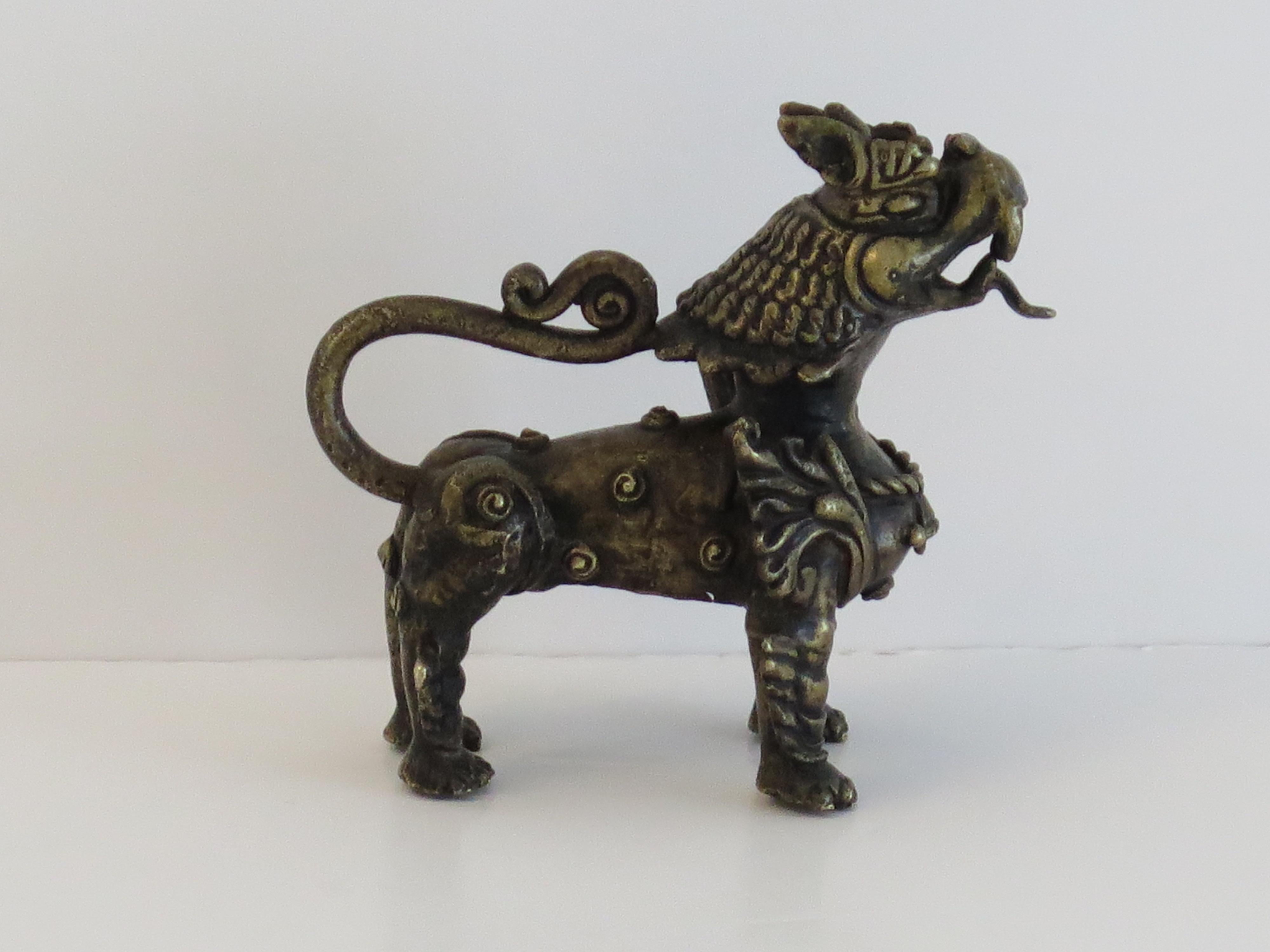 Il s'agit d'une très bonne sculpture chinoise ancienne en bronze, en forme de lion ou de chien, parfois appelée lions du temple, avec d'excellents détails, datant du 19ème siècle, de la période Qing ou peut-être plus tôt, du 18ème siècle.

La pièce