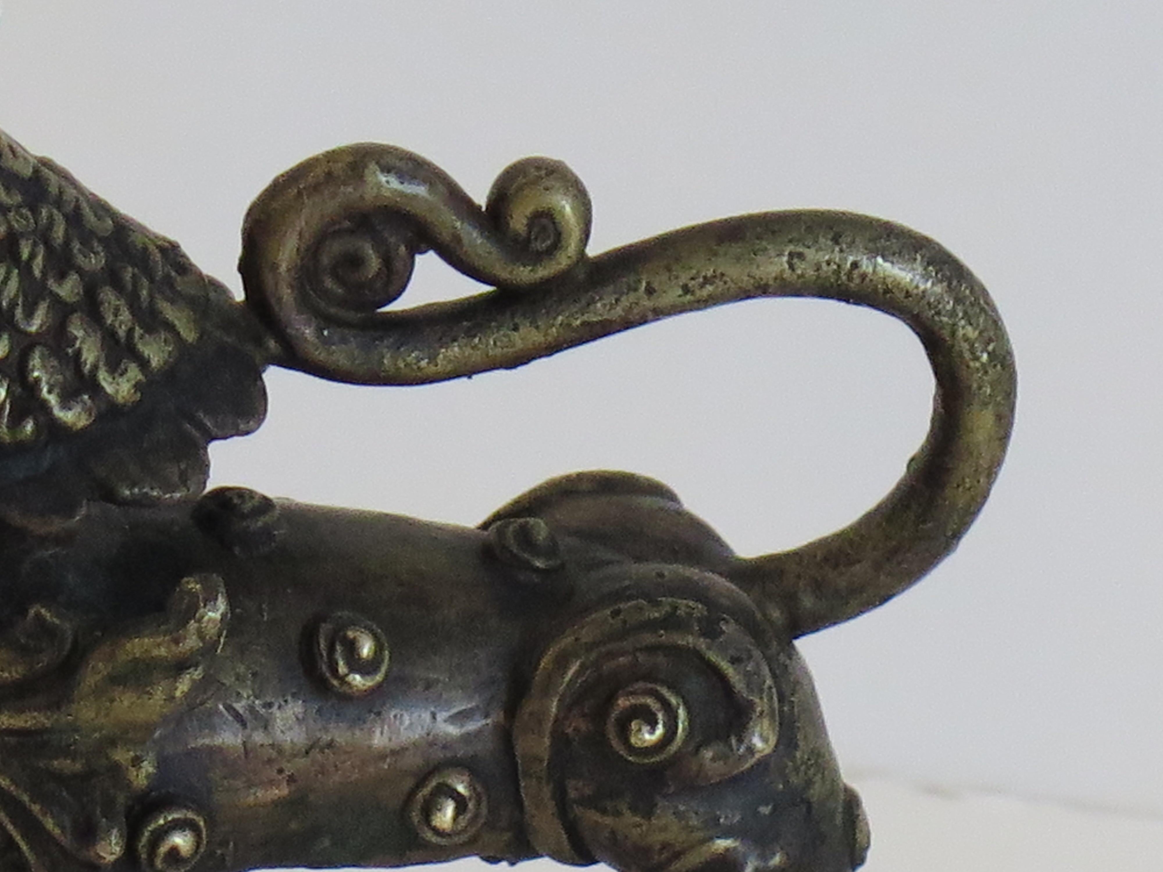 Sculpture ancienne en bronze en forme de chien de chasse avec de bons détails, Qing 19ème siècle en vente 6