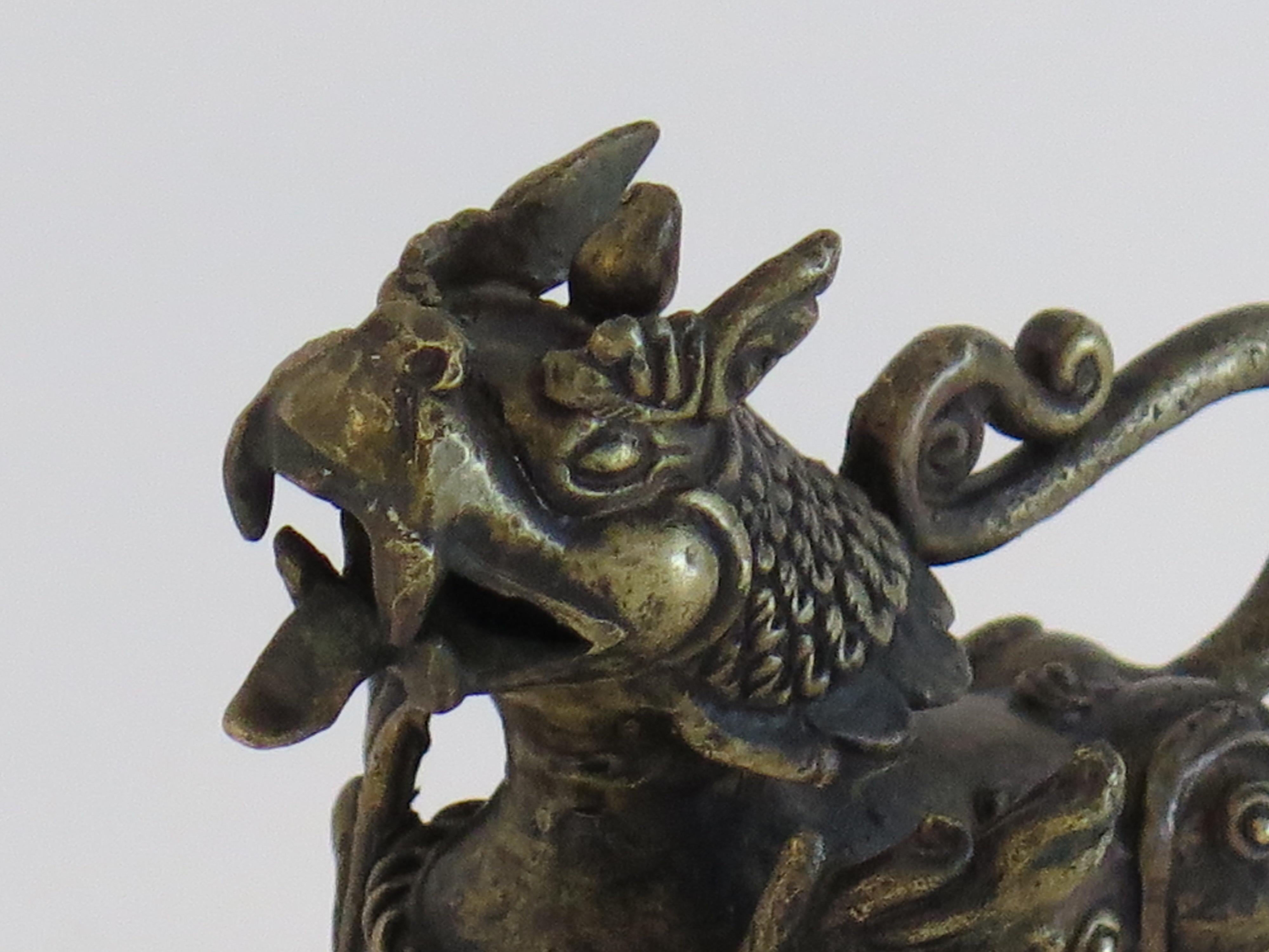 Sculpture ancienne en bronze en forme de chien de chasse avec de bons détails, Qing 19ème siècle en vente 4