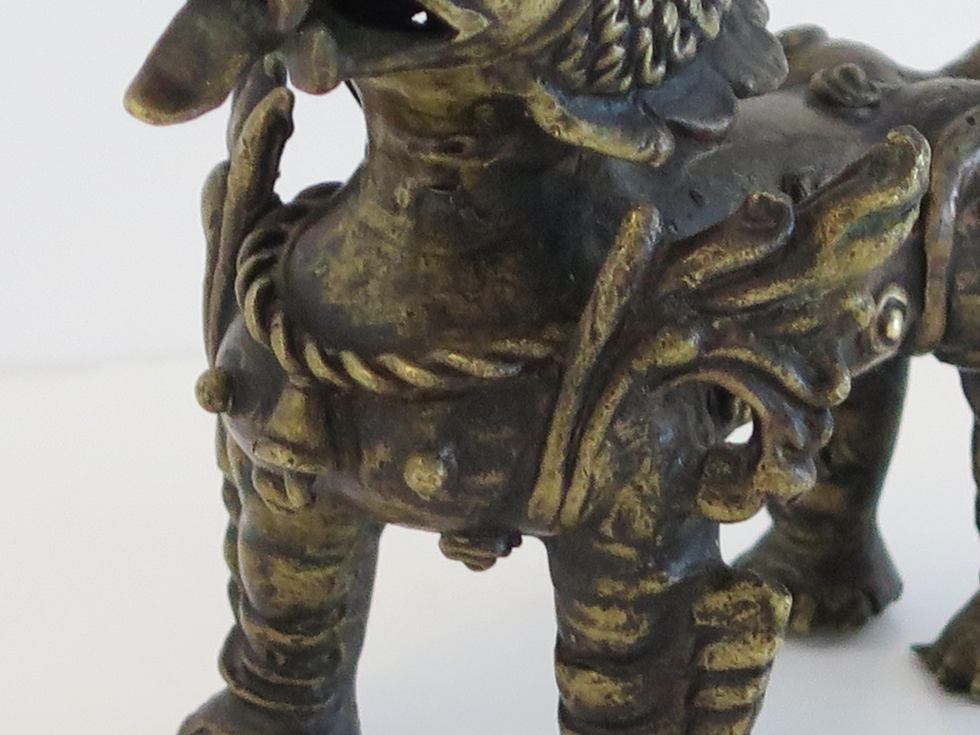 Sculpture ancienne en bronze en forme de chien de chasse avec de bons détails, Qing 19ème siècle en vente 5