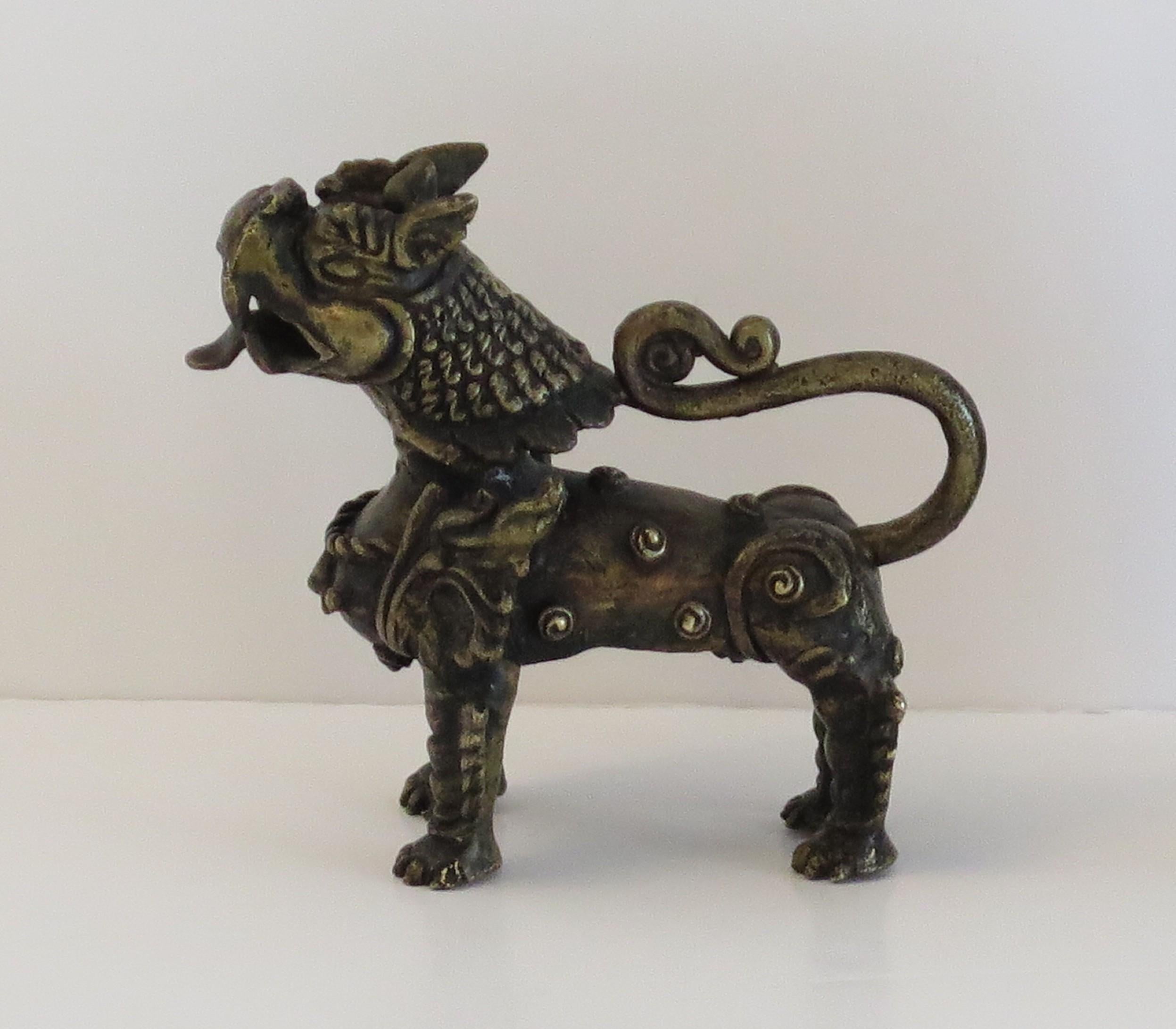 XIXe siècle Sculpture ancienne en bronze en forme de chien de chasse avec de bons détails, Qing 19ème siècle en vente