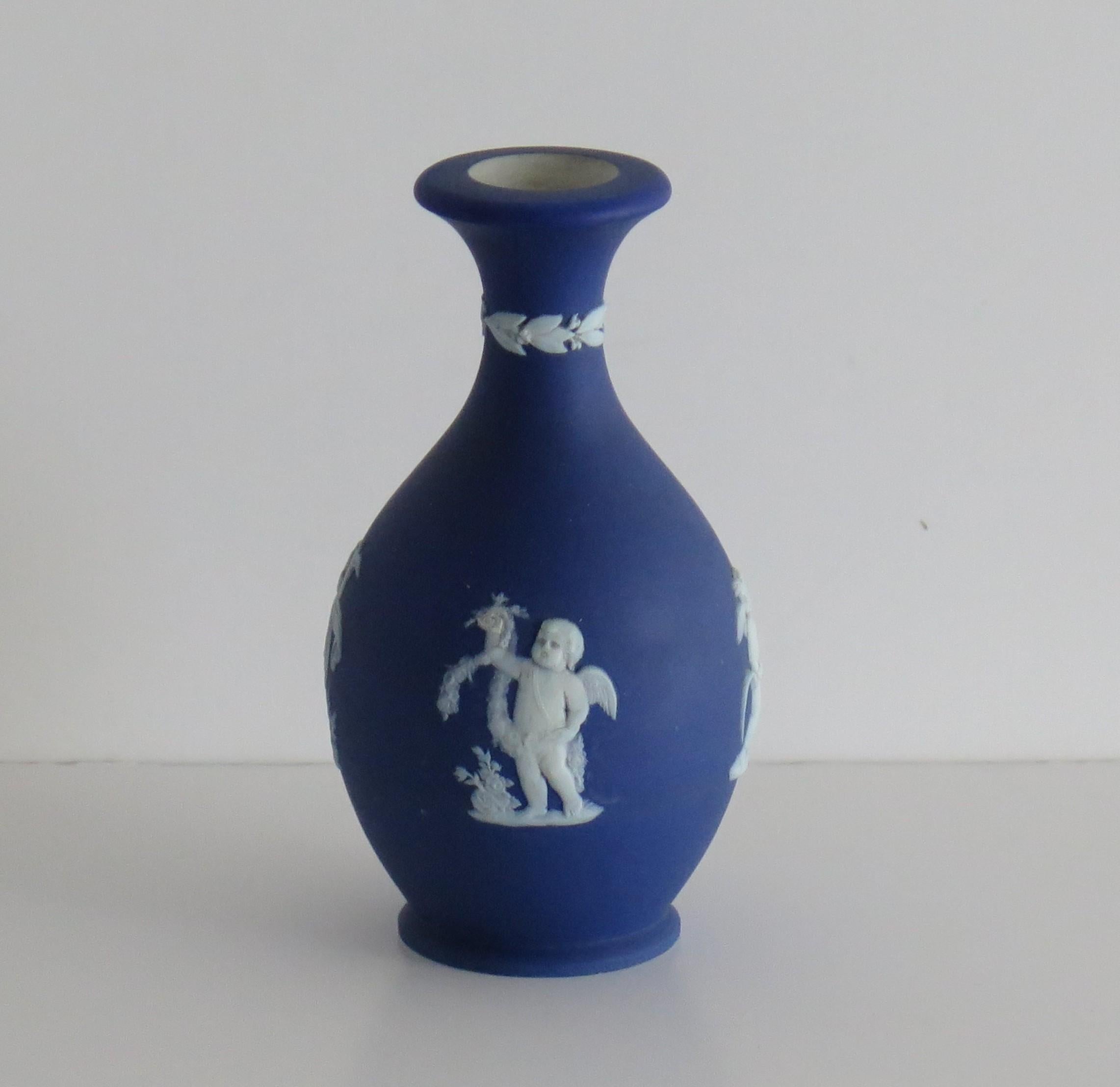 Britannico Vaso piccolo in diaspro di Wedgwood con figure classiche di putti, completamente marcato, XIX sec. in vendita