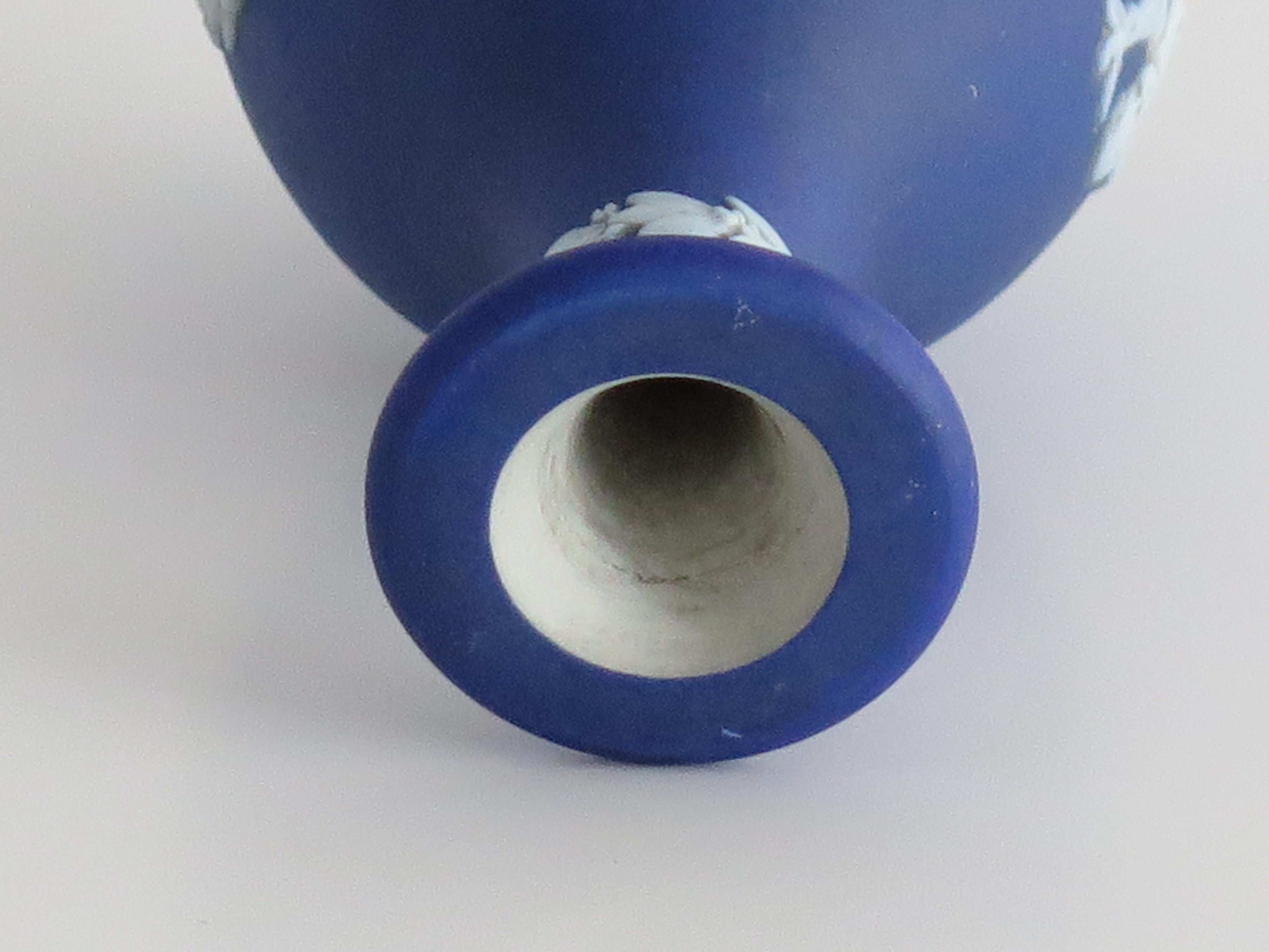 Vaso piccolo in diaspro di Wedgwood con figure classiche di putti, completamente marcato, XIX sec. in vendita 8