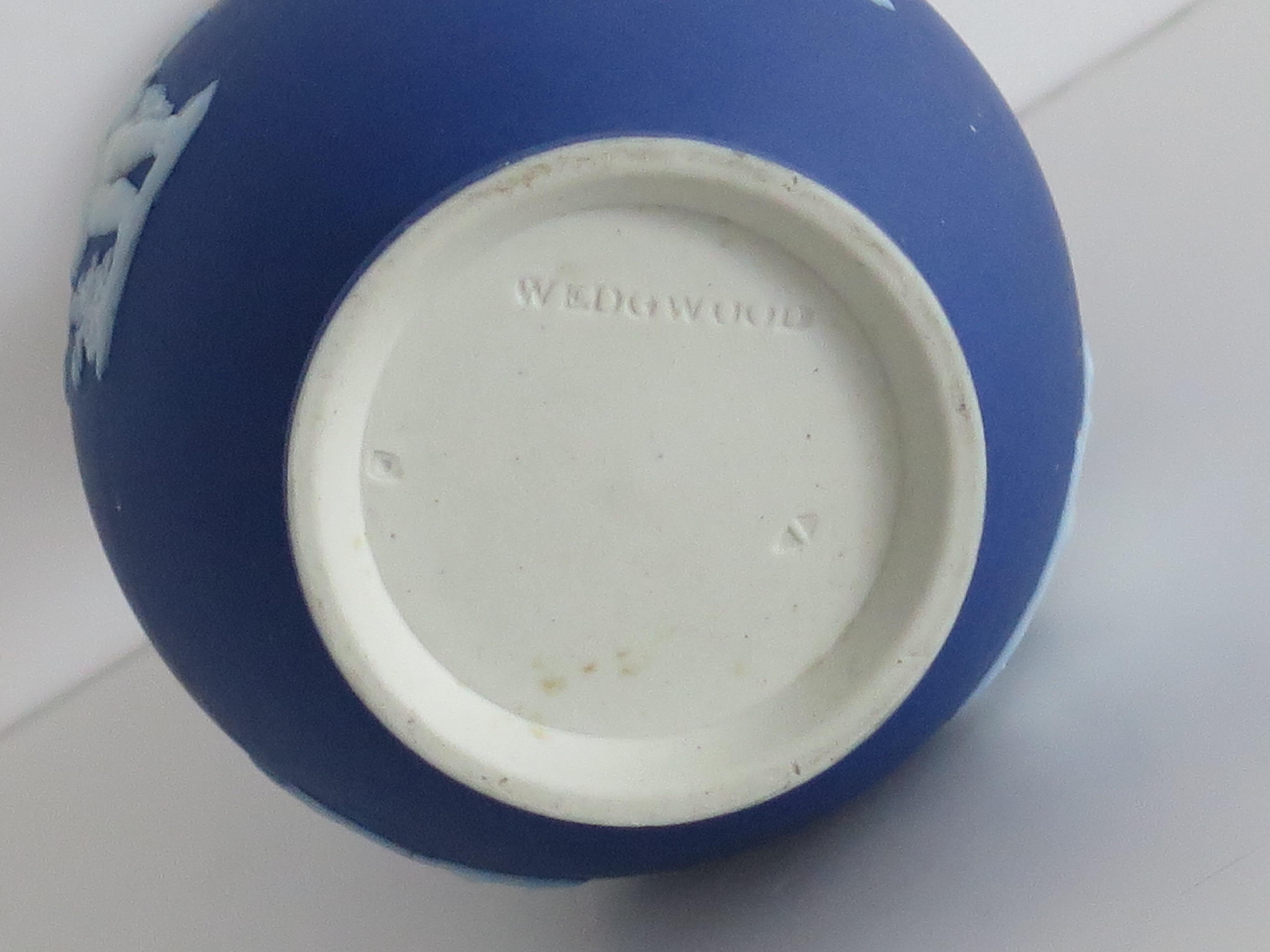 Vaso piccolo in diaspro di Wedgwood con figure classiche di putti, completamente marcato, XIX sec. in vendita 10