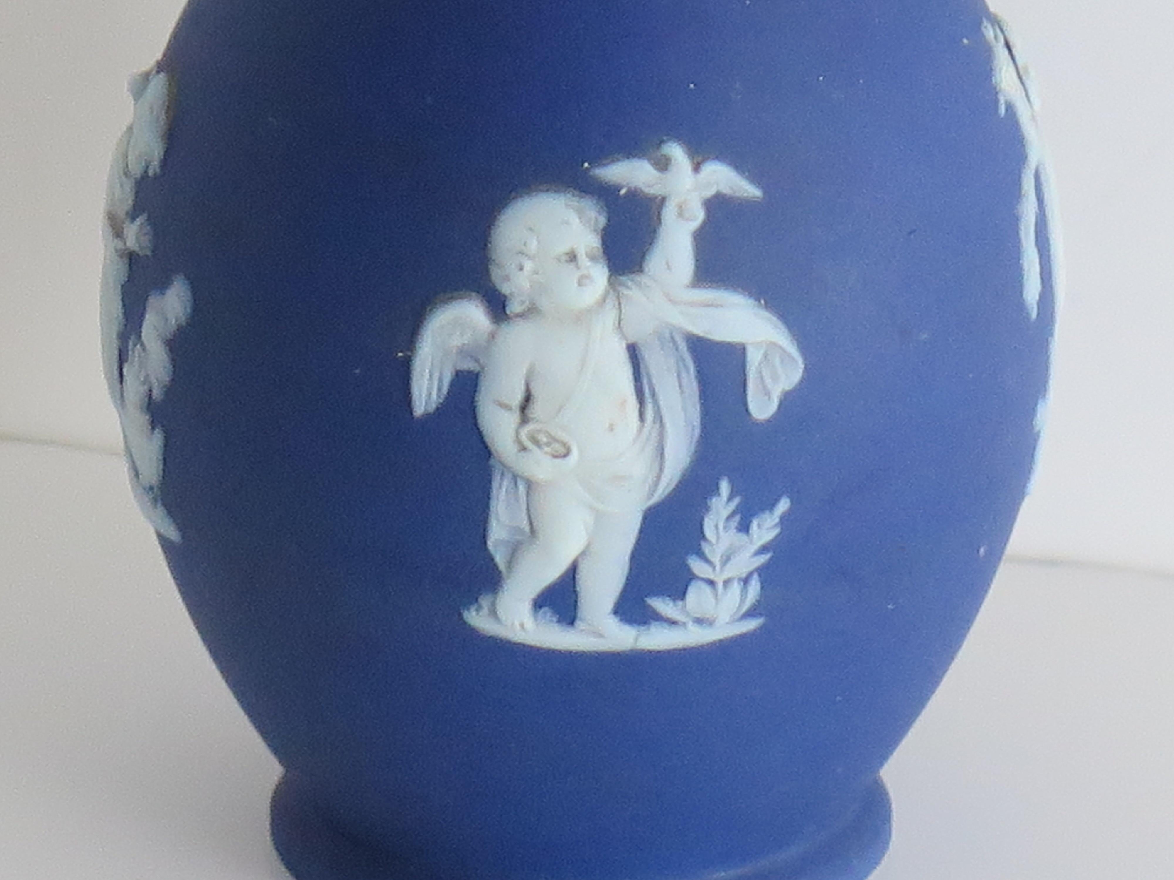 Vaso piccolo in diaspro di Wedgwood con figure classiche di putti, completamente marcato, XIX sec. in vendita 1