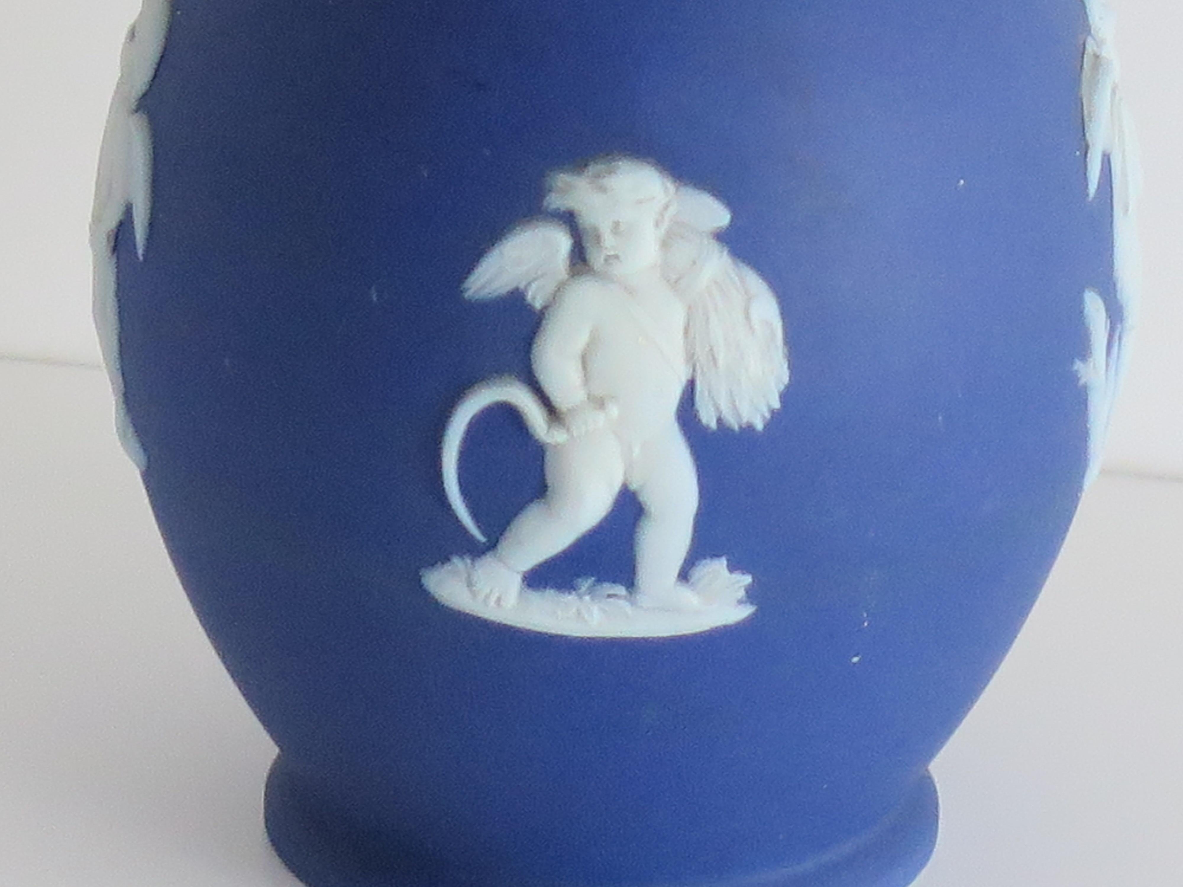 Vaso piccolo in diaspro di Wedgwood con figure classiche di putti, completamente marcato, XIX sec. in vendita 5