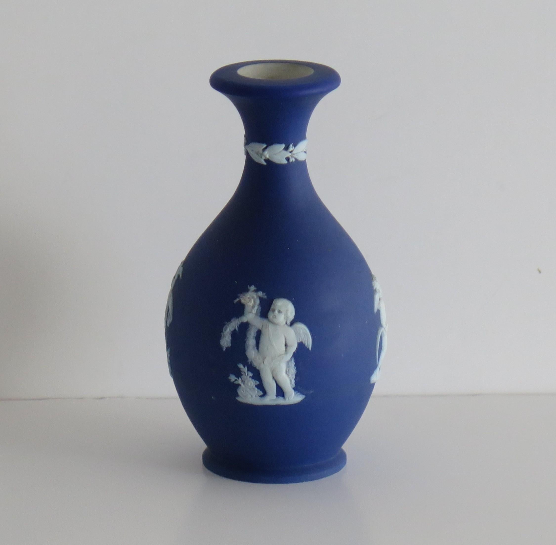 Vaso piccolo in diaspro di Wedgwood con figure classiche di putti, completamente marcato, XIX sec. In condizioni buone in vendita a Lincoln, Lincolnshire