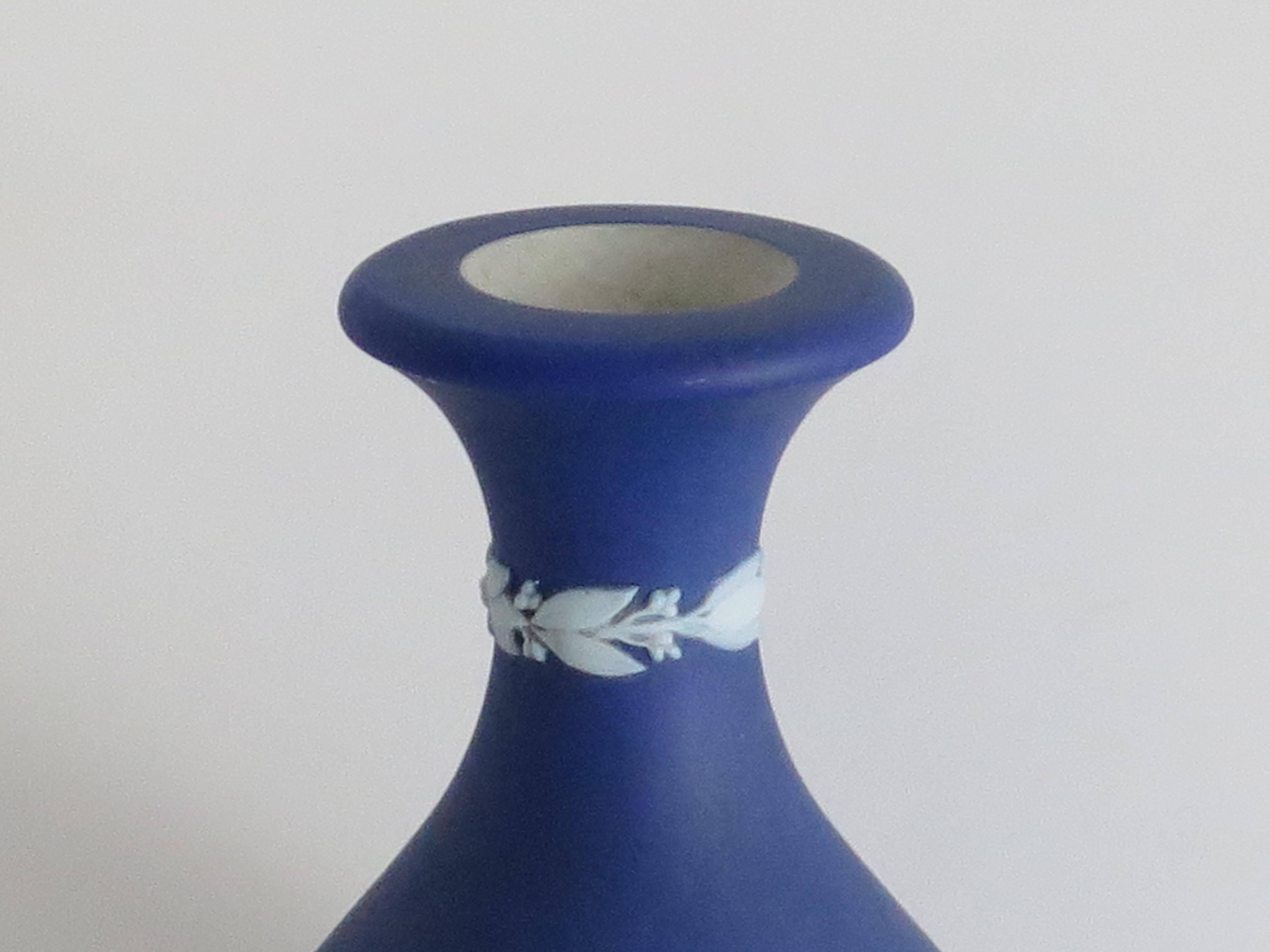 Vaso piccolo in diaspro di Wedgwood con figure classiche di putti, completamente marcato, XIX sec. in vendita 6