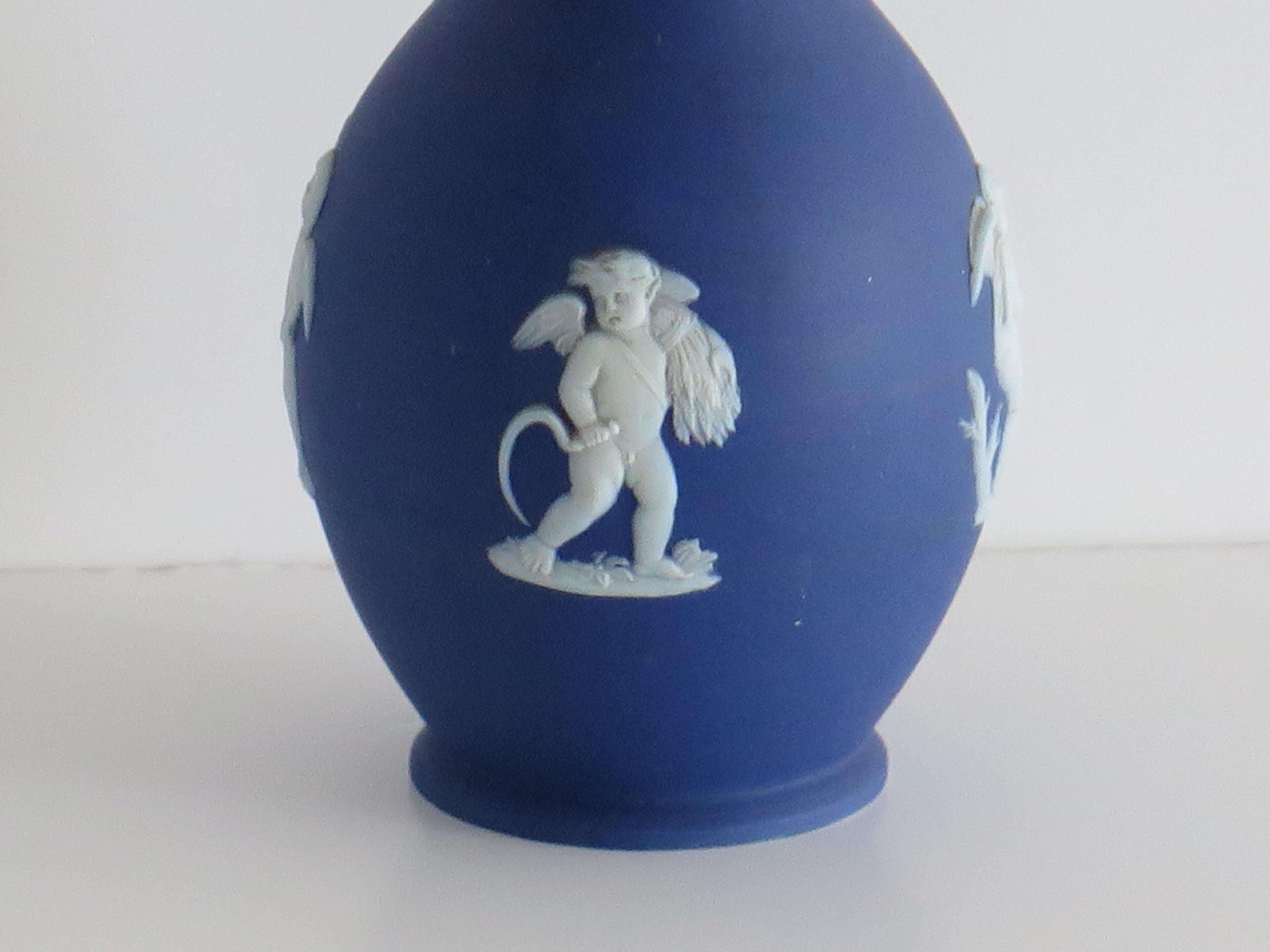 XIX secolo Vaso piccolo in diaspro di Wedgwood con figure classiche di putti, completamente marcato, XIX sec. in vendita