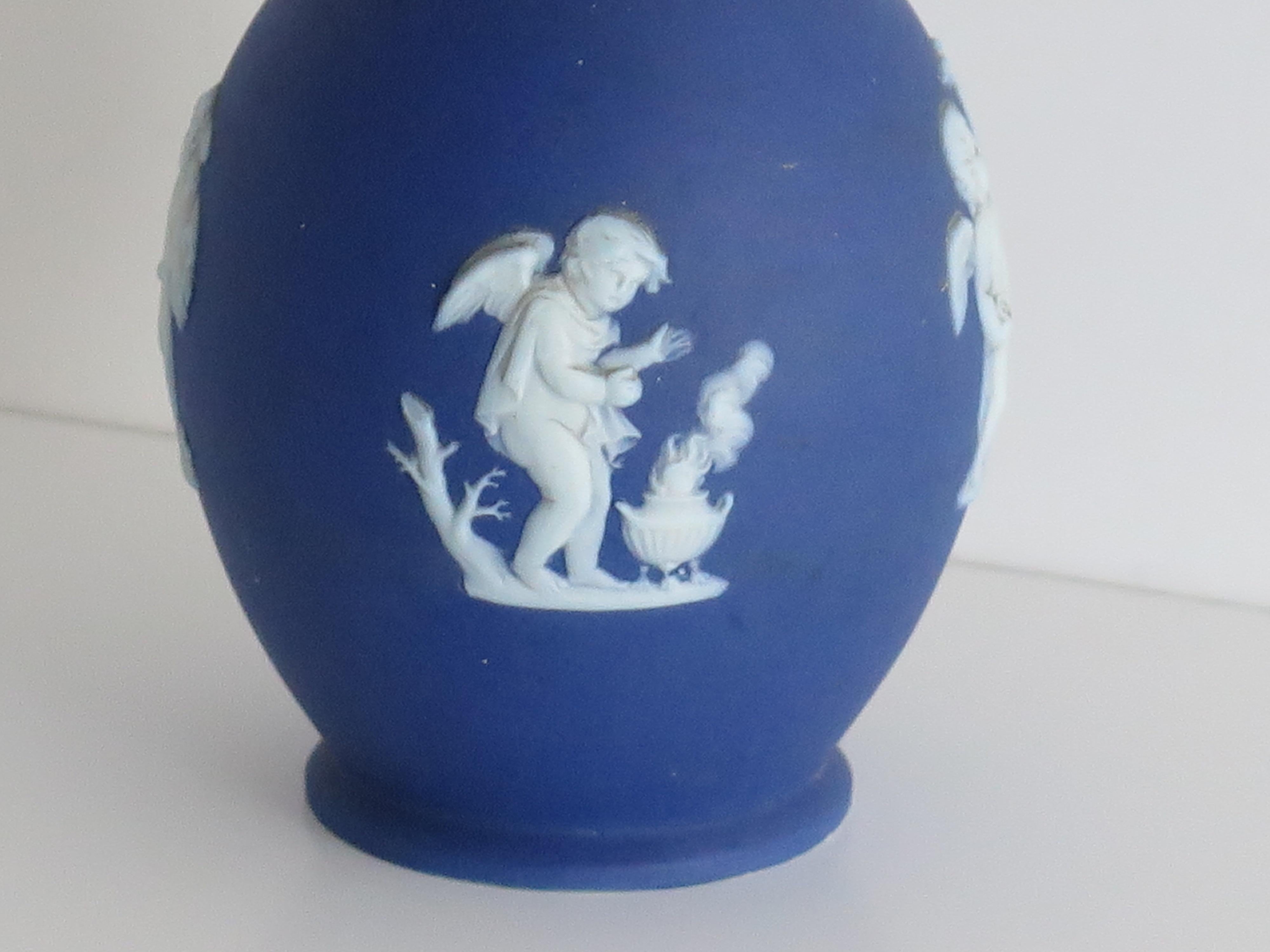 Terracotta Vaso piccolo in diaspro di Wedgwood con figure classiche di putti, completamente marcato, XIX sec. in vendita