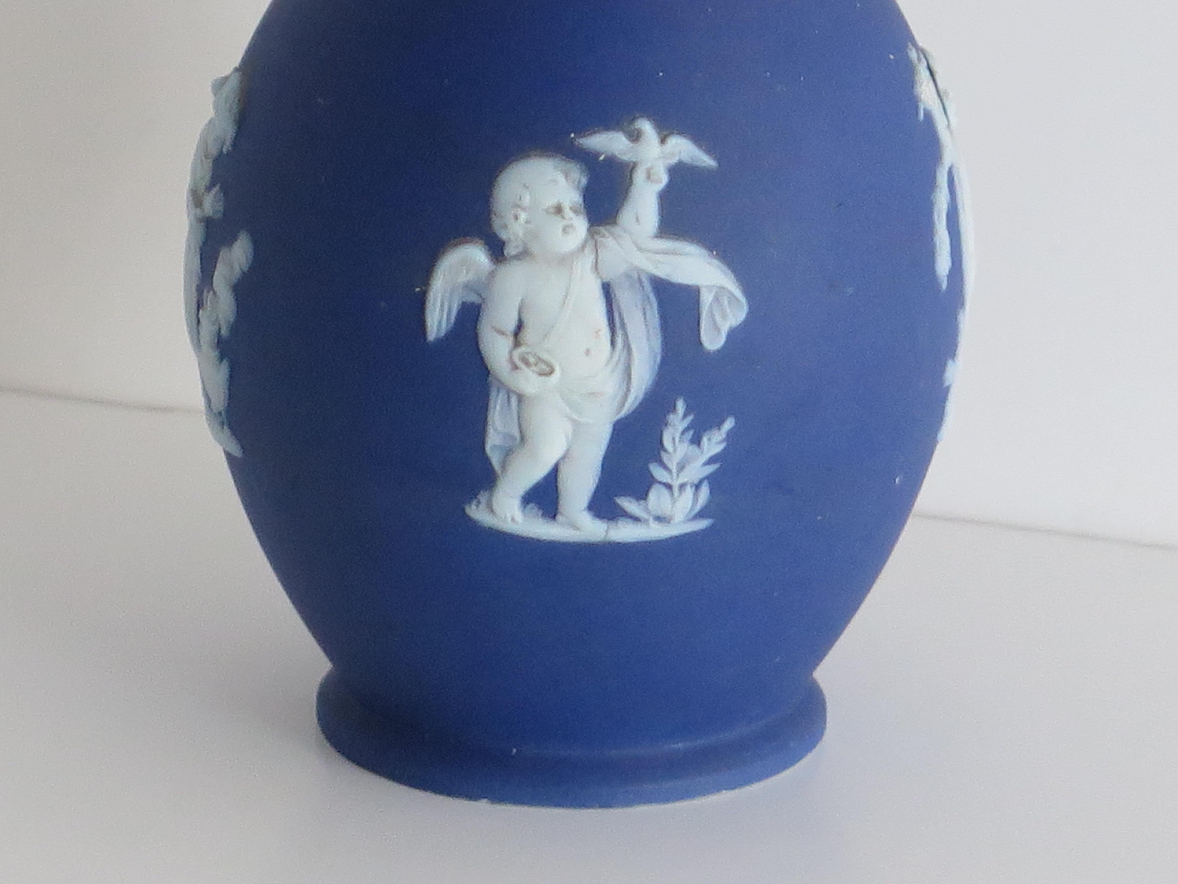 Vaso piccolo in diaspro di Wedgwood con figure classiche di putti, completamente marcato, XIX sec. in vendita 2