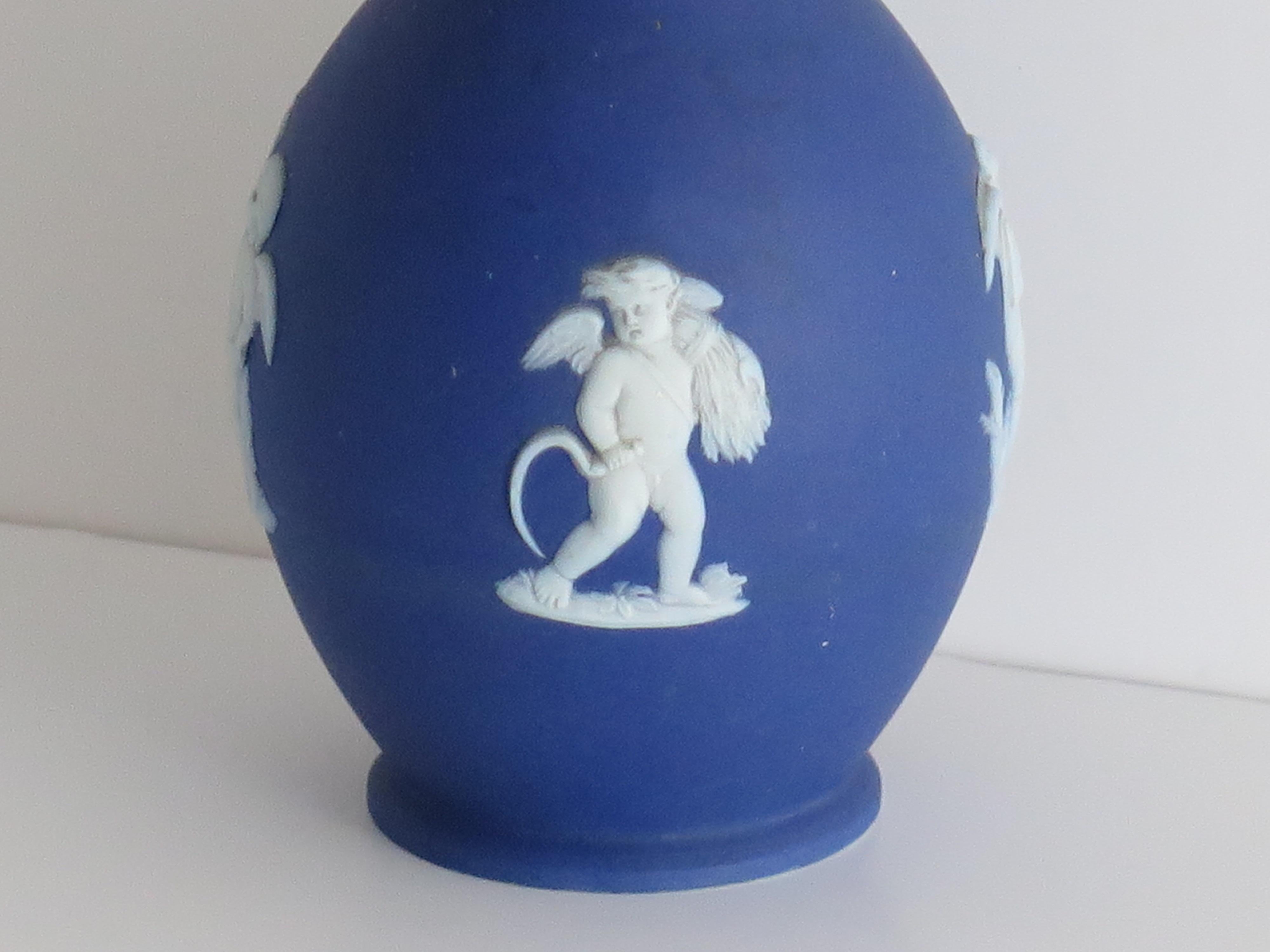 Vaso piccolo in diaspro di Wedgwood con figure classiche di putti, completamente marcato, XIX sec. in vendita 4