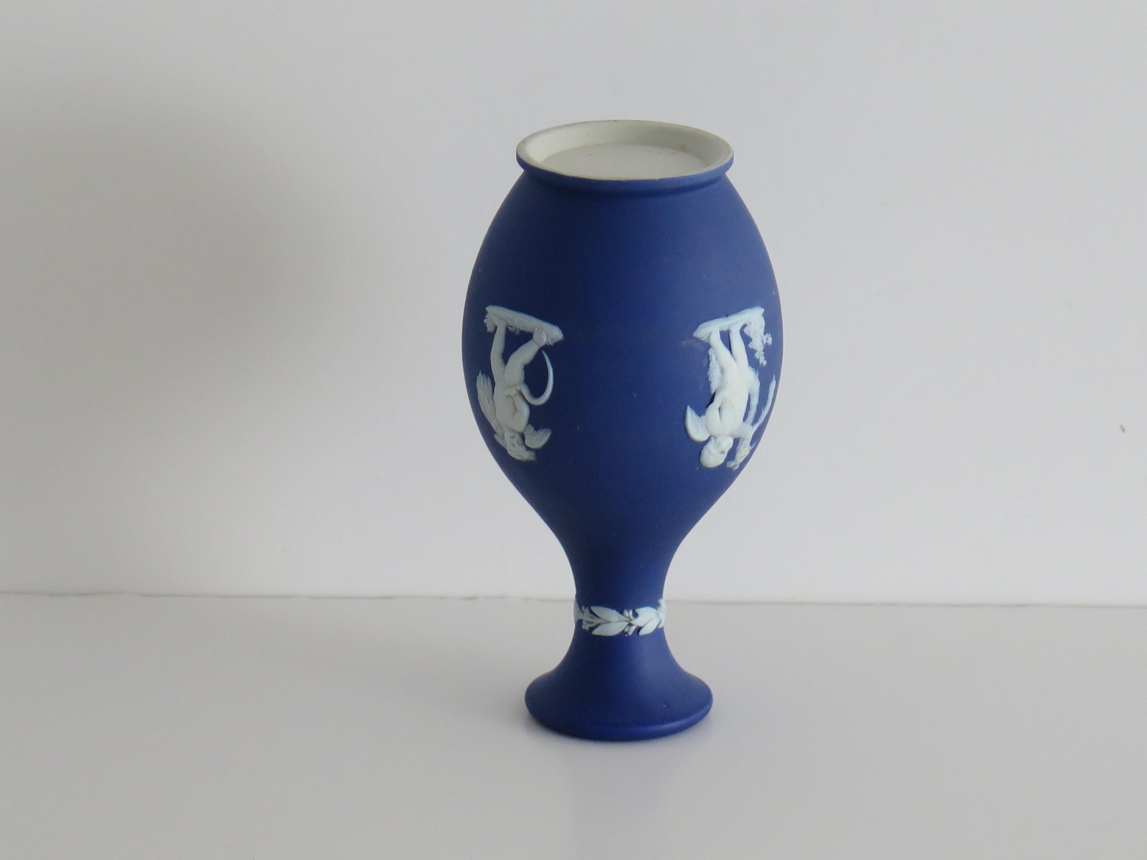 Vaso piccolo in diaspro di Wedgwood con figure classiche di putti, completamente marcato, XIX sec. in vendita 7
