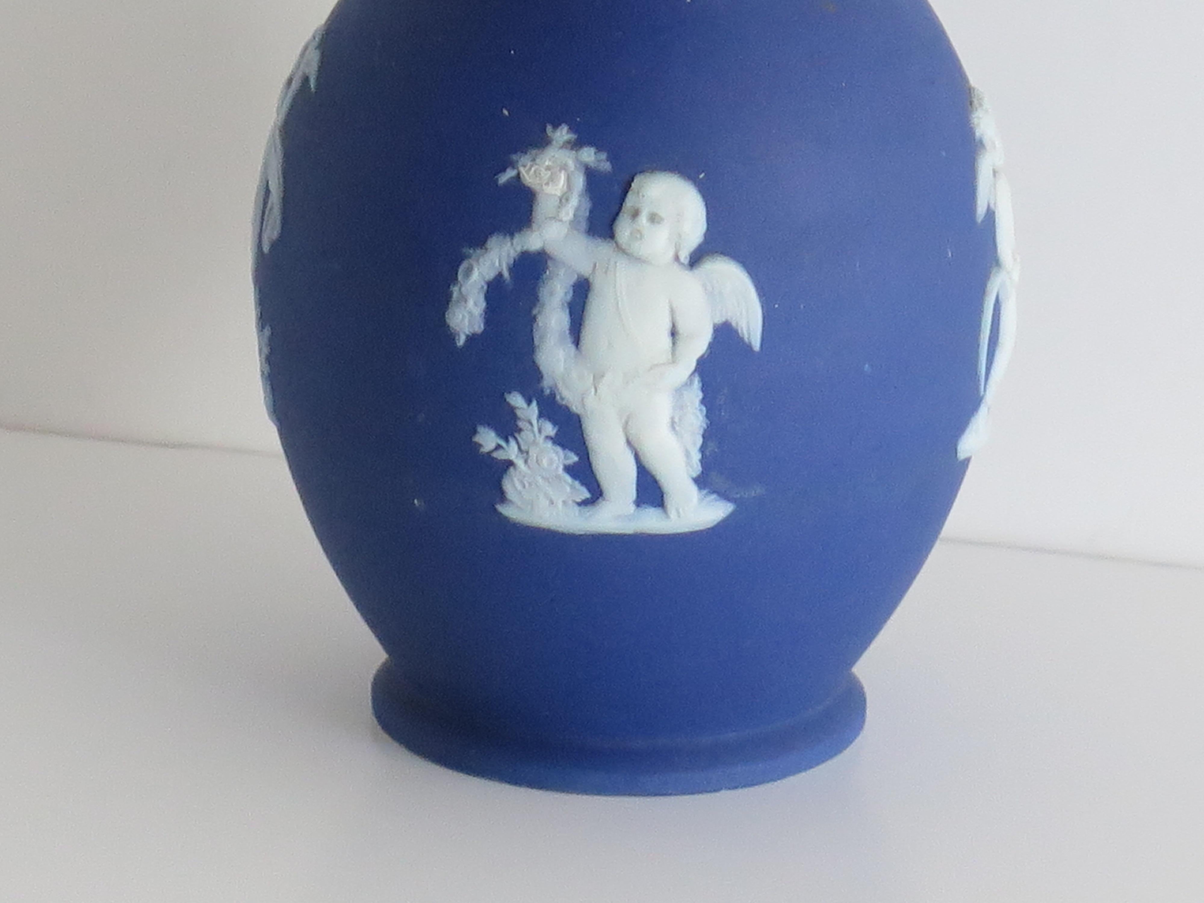 Vaso piccolo in diaspro di Wedgwood con figure classiche di putti, completamente marcato, XIX sec. in vendita 3