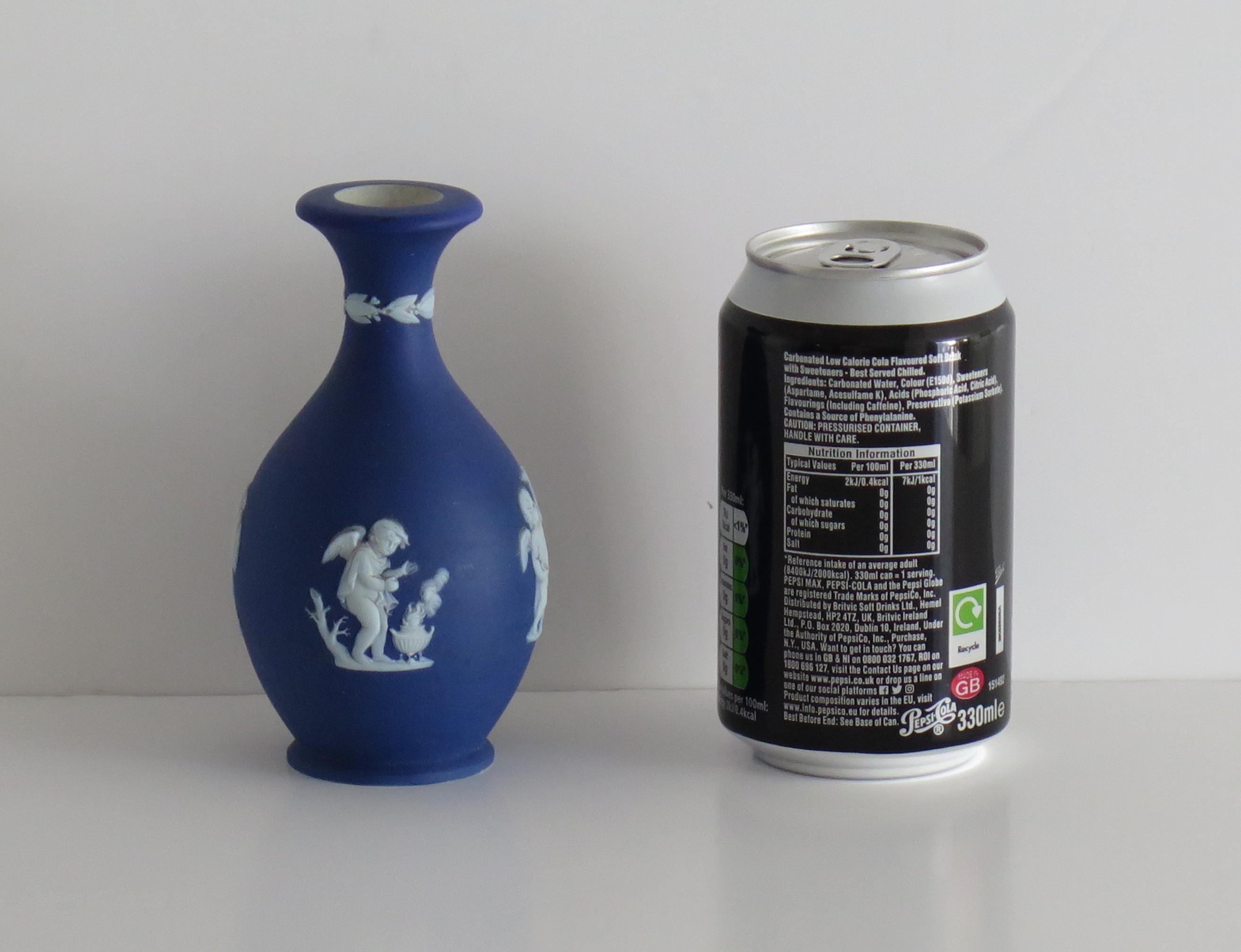Vaso piccolo in diaspro di Wedgwood con figure classiche di putti, completamente marcato, XIX sec. in vendita 11
