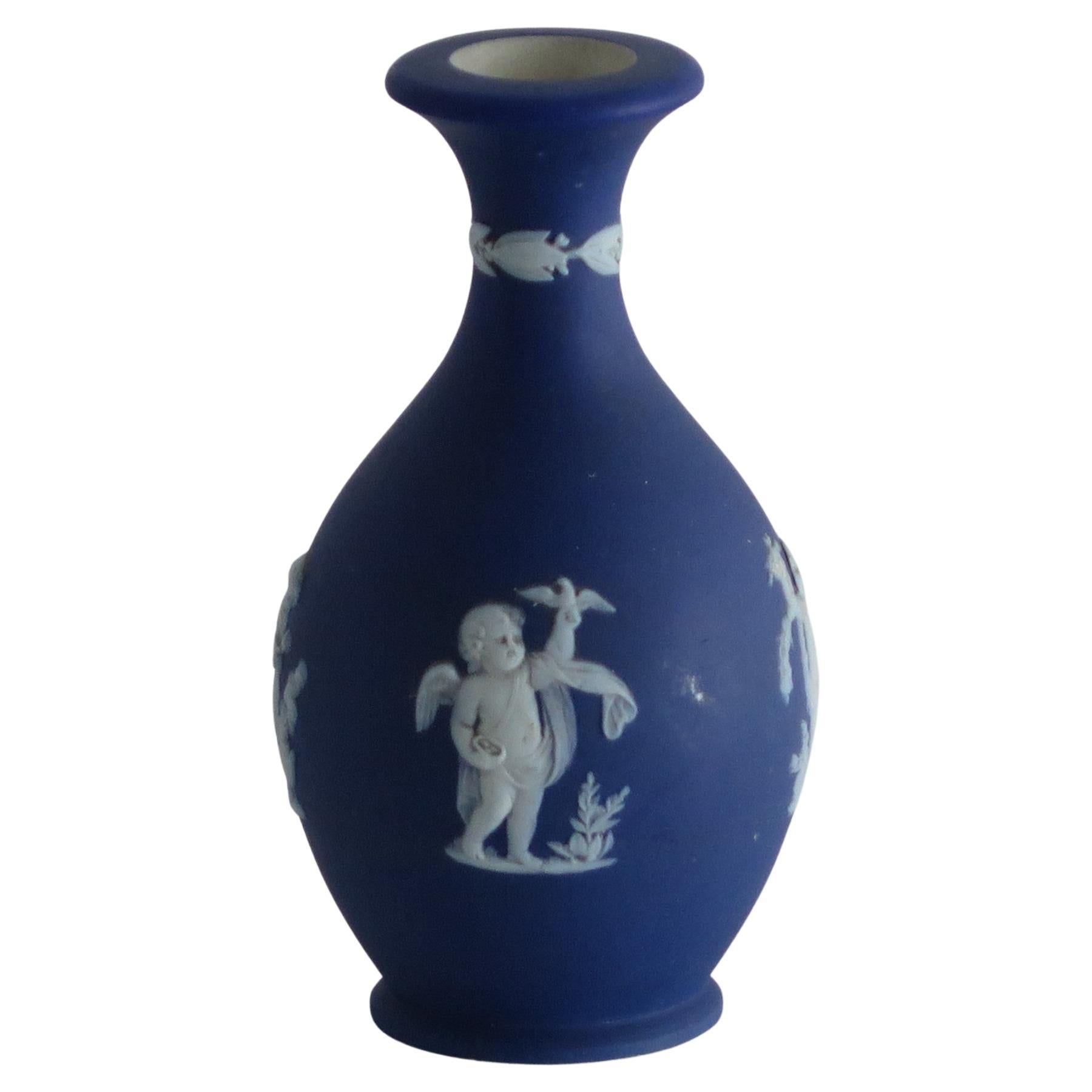 Si tratta di un buon vaso di Jasperware in gres blu e bianco di piccole dimensioni, prodotto da Wedgwood, in Inghilterra, e risalente al XIX secolo. 

Il vaso ha una forma classica a balaustro che si assottiglia nel collo con una svasatura.  e