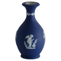 Vaso piccolo in diaspro di Wedgwood con figure classiche di putti, completamente marcato, XIX sec.