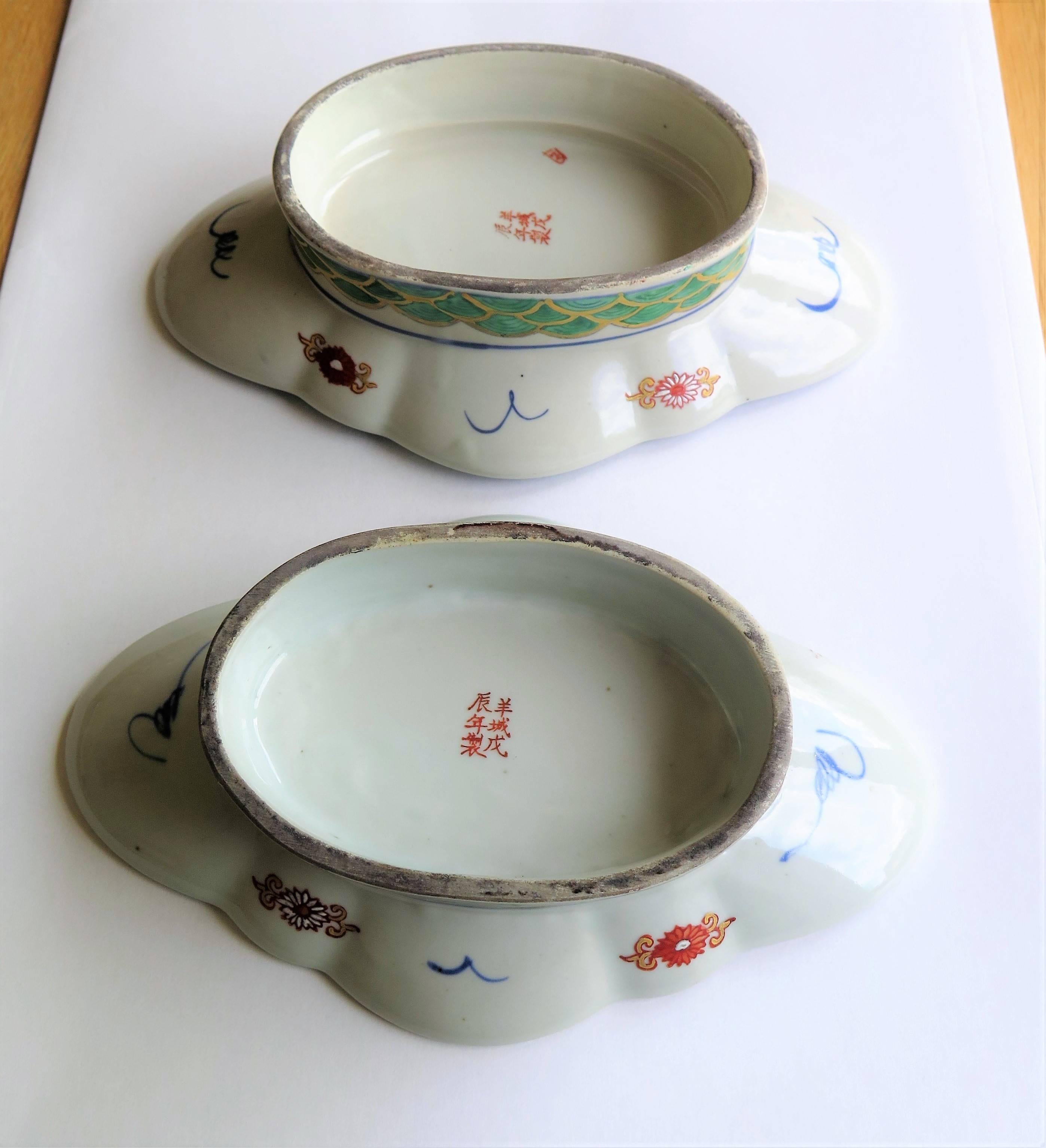 Pair of Bowls, Chinese Export, Hand Painted Porcelain, Late Qing, C.1900 5