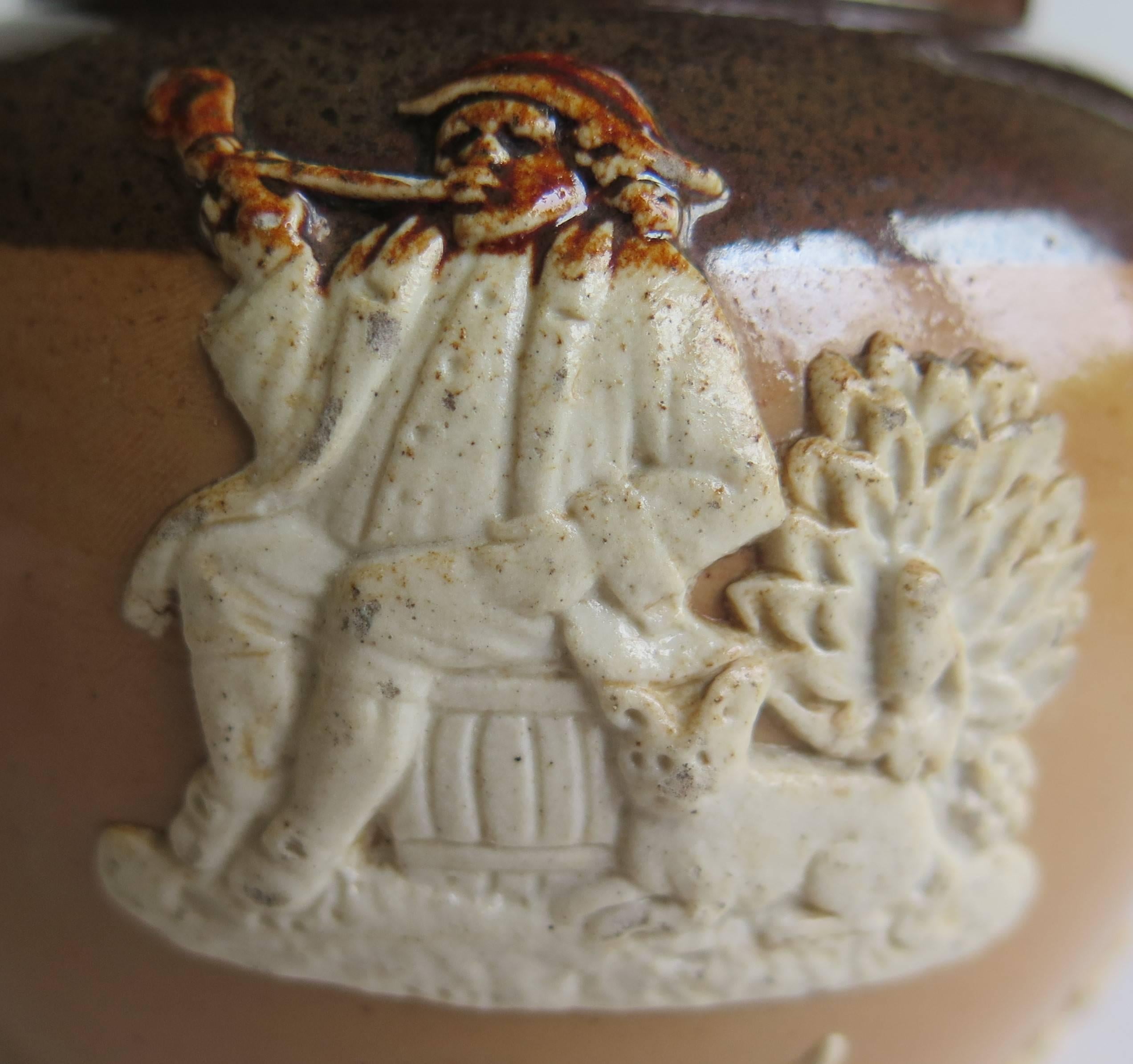 Grès Pichet ou pichet en grès Royal Doulton moulé représentant une scène de ferme édouardienne, vers 1905 en vente