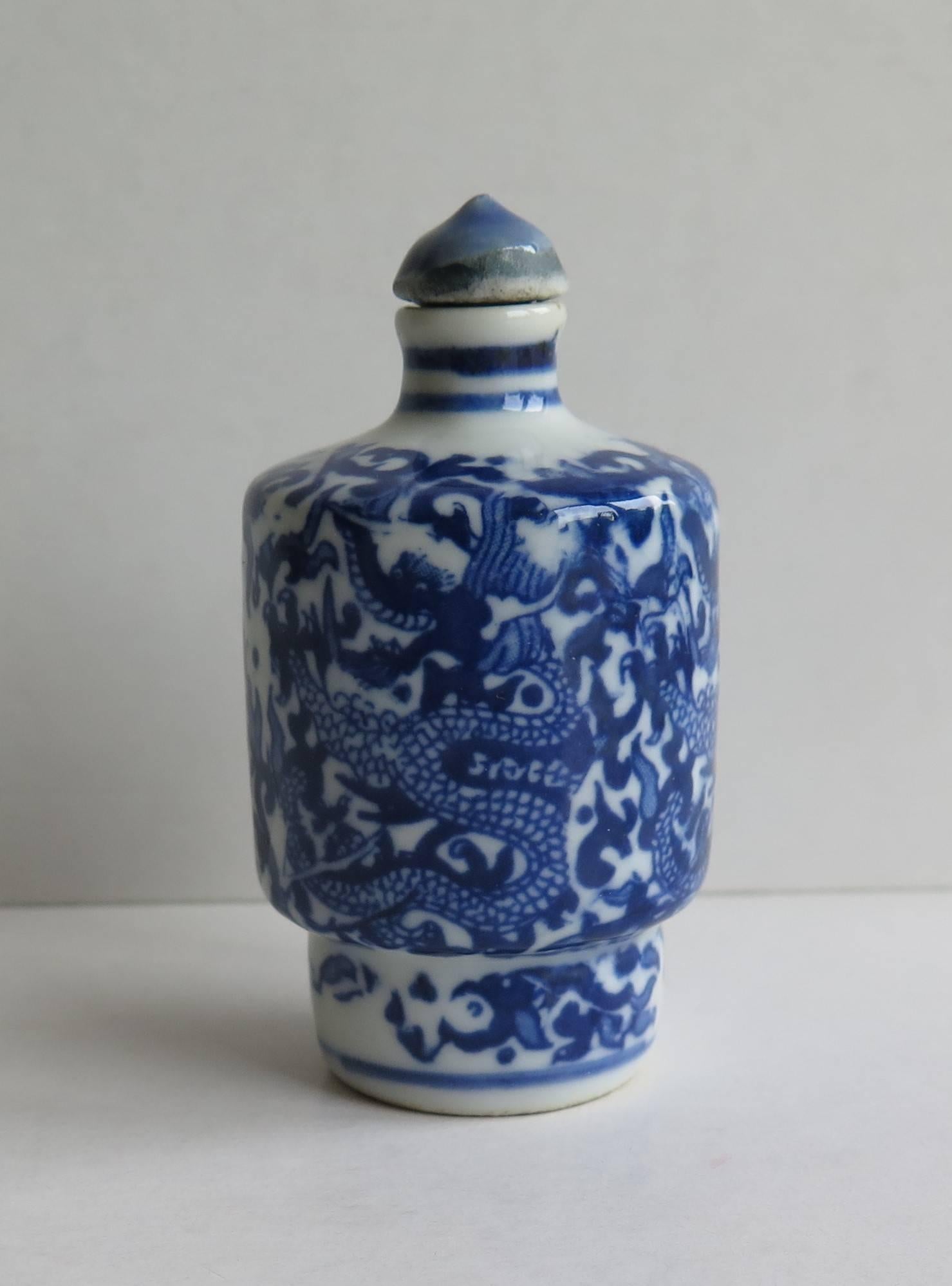 Chinese Porcelain Snuff Bottle Blue and White Hand-Painted Dragons, circa 1925 In Good Condition In Lincoln, Lincolnshire