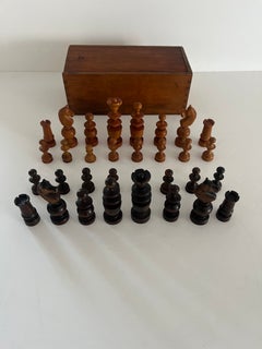 Jeu d'échecs ancien fabriqué à la main, pièces en bois massif de style Régence, vers 1900