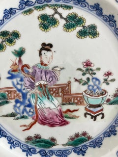 Piatto in porcellana cinese con raffigurazione di un'elegante signora in giardino, Qianlong, 1760 circa