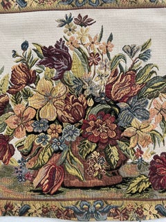 Gewebter Wandteppich mit Blumenkorb-Motiv, mit Lasche oben und goldenen Quasten an den Seiten, um 1980