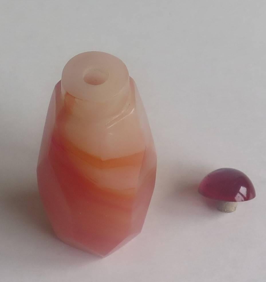 Chinese Snuff Bottle Natural Salmon-Red Agate Hand-Carved Facets, circa 1940 1
