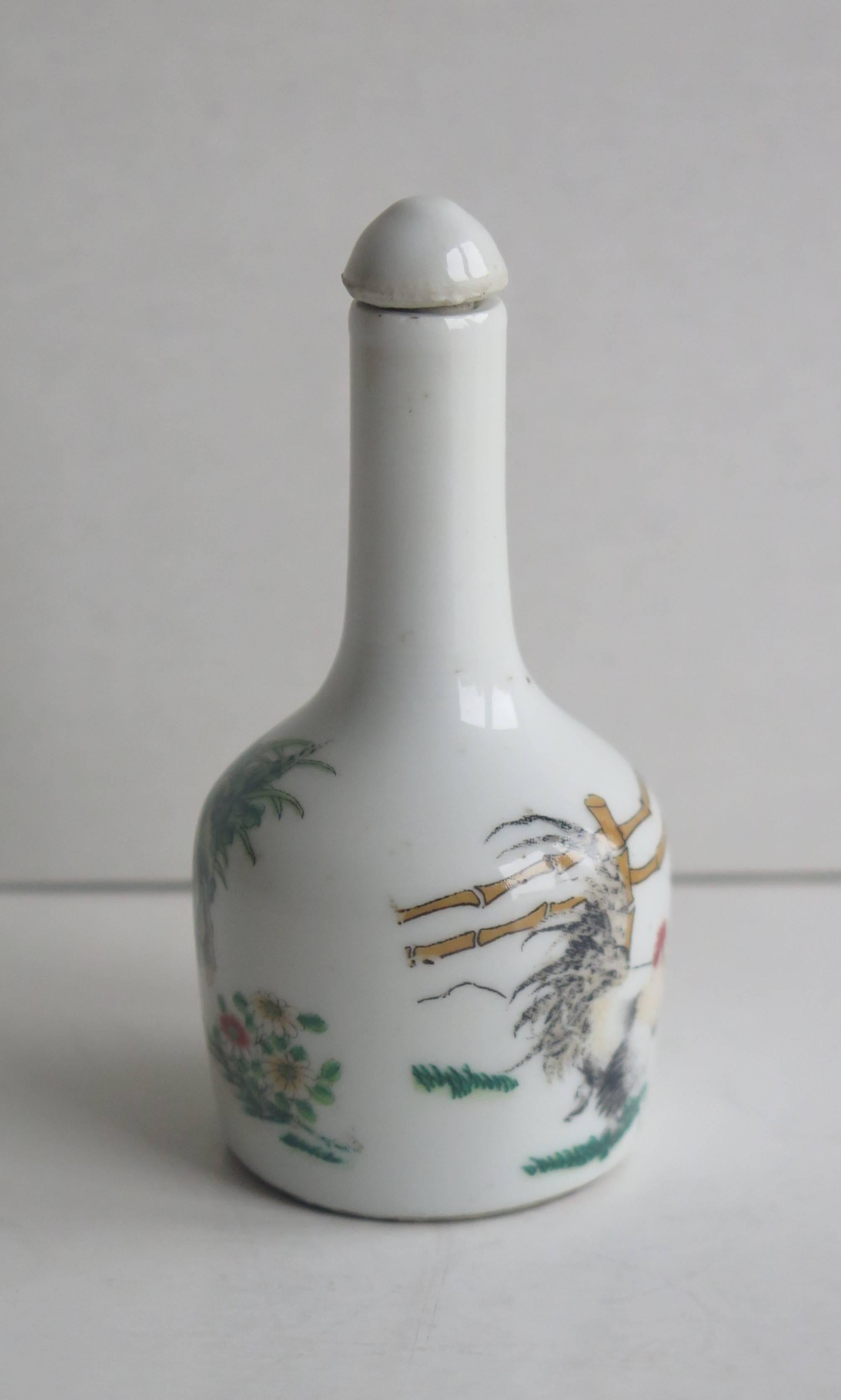 Chinese Export Snuff Bottle porcelain with roosters, signed to base Circa 1940 In Good Condition For Sale In Lincoln, Lincolnshire