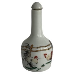 Frasco de rapé chino de porcelana con gallitos, firmado en la base, alrededor de 1950