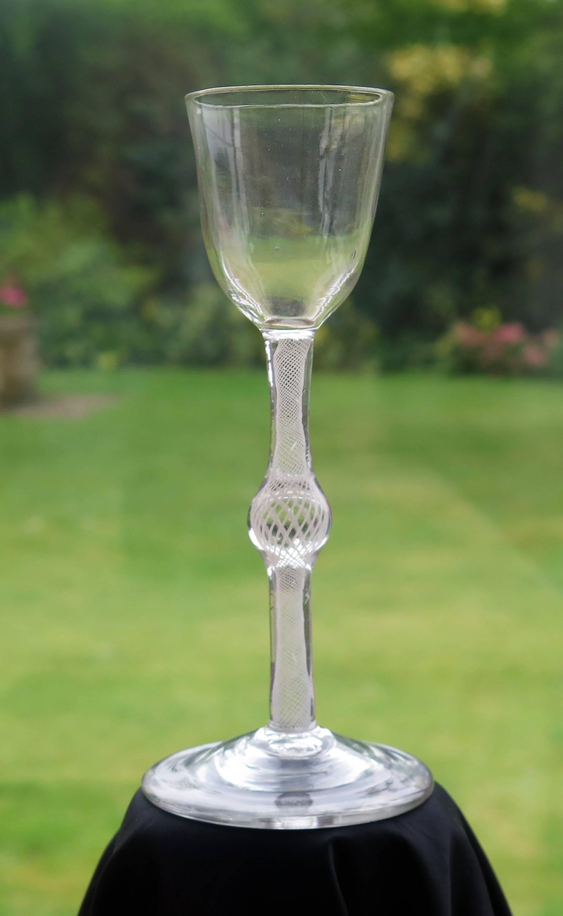 Verre à vin géorgien soufflé à la main à tige torsadée en coton, Angleterre, datant d'environ 1765 Bon état - En vente à Lincoln, Lincolnshire