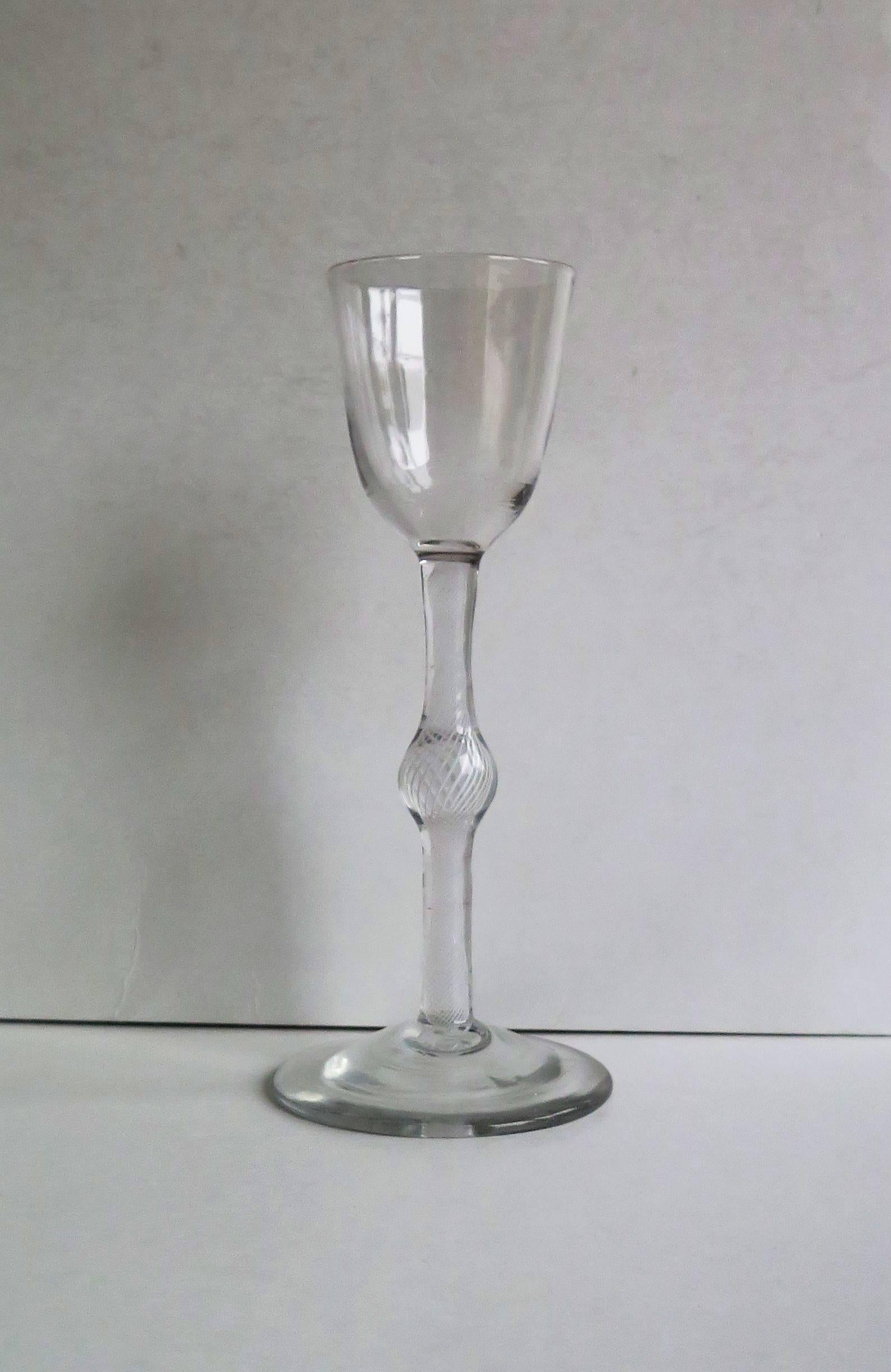 XVIIIe siècle Verre à vin géorgien soufflé à la main à tige torsadée en coton, Angleterre, datant d'environ 1765 en vente