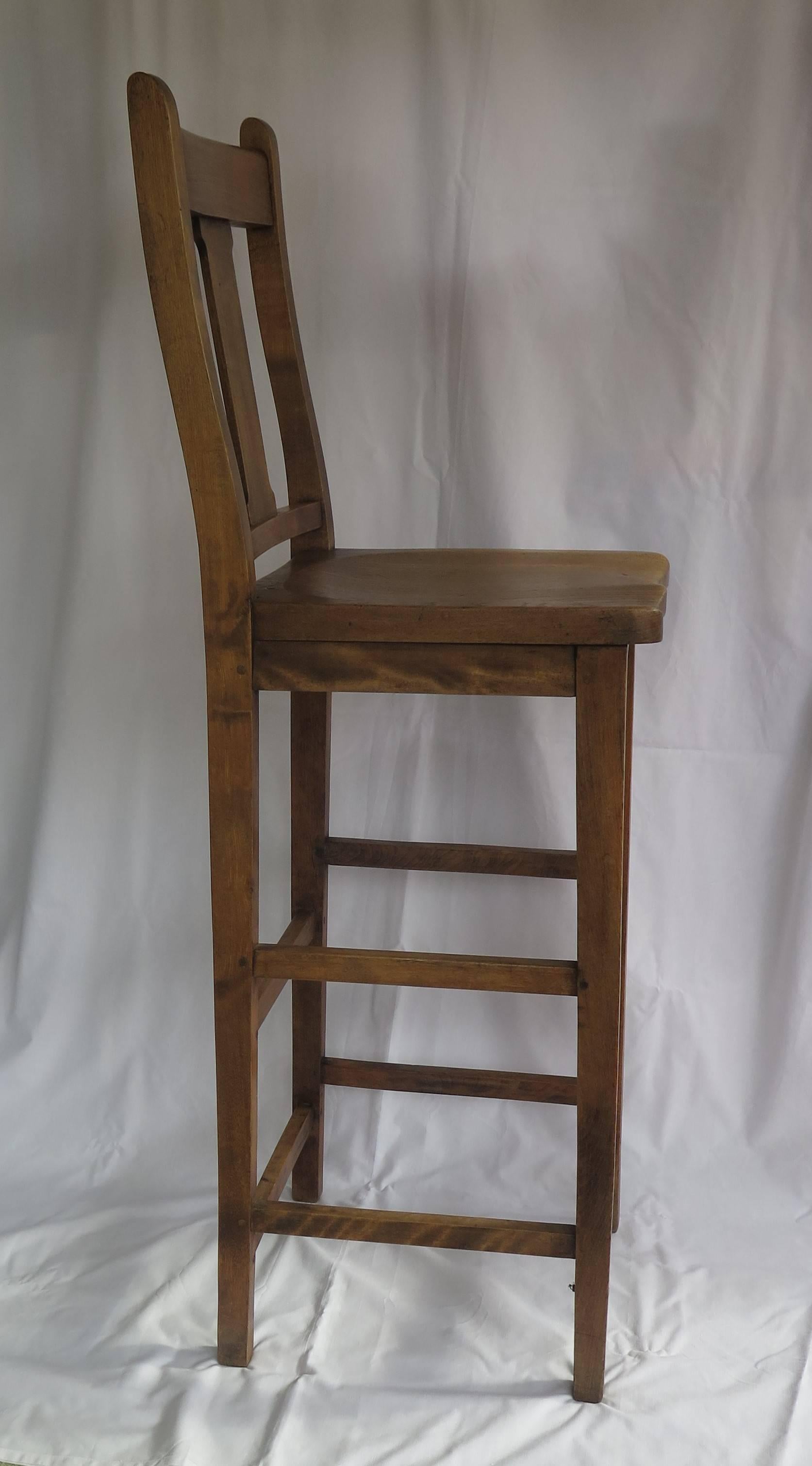 Viktorianischer Clerk's High Chair oder Küchenstuhl aus Strand- und Ulme, englisch ca. 1880 (Englisch) im Angebot