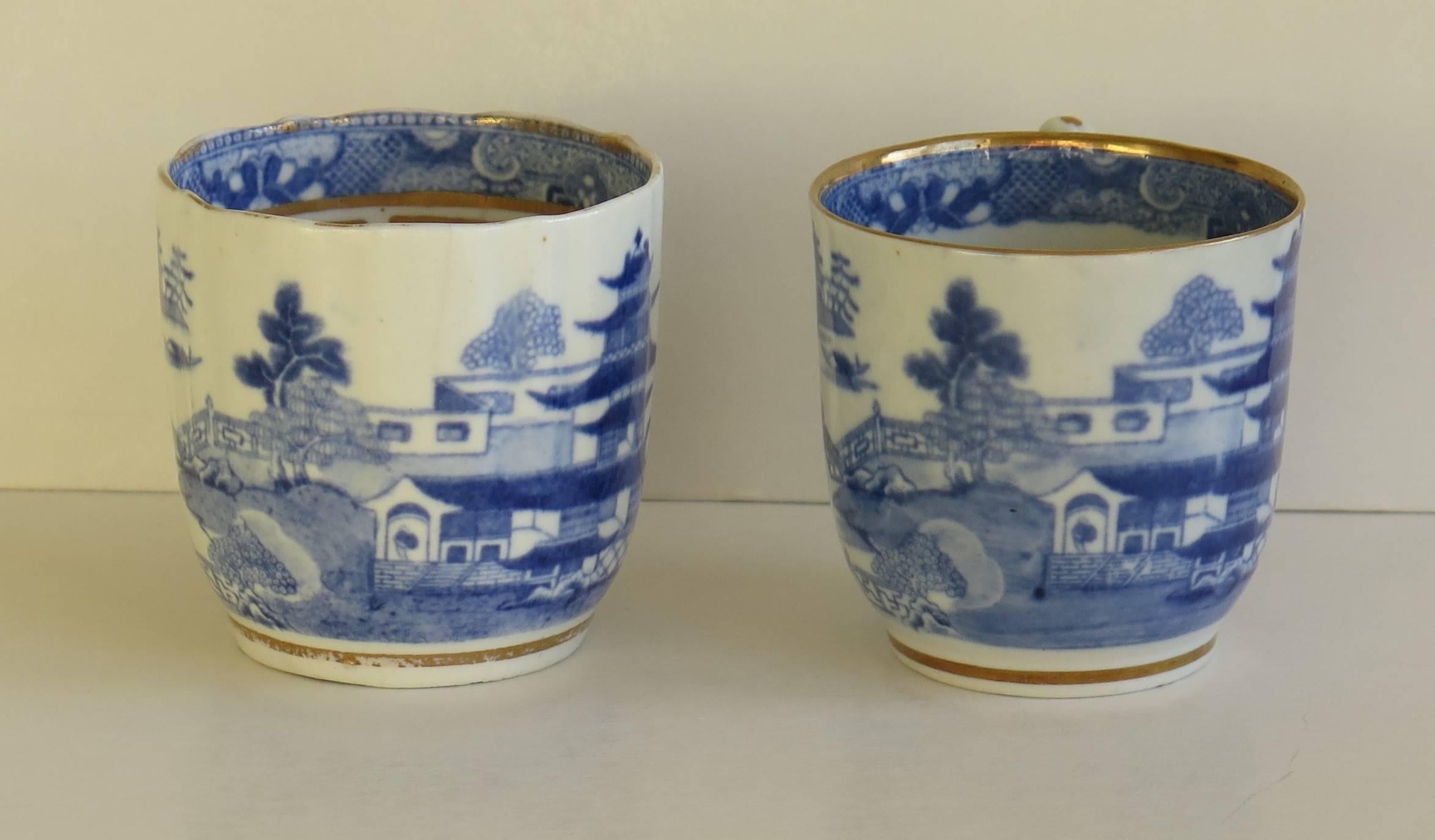 Similar PAIR of Miles Mason's Coffee Cans, Porcelain, Pagoda Pattern, circa 1800 In Excellent Condition In Lincoln, Lincolnshire
