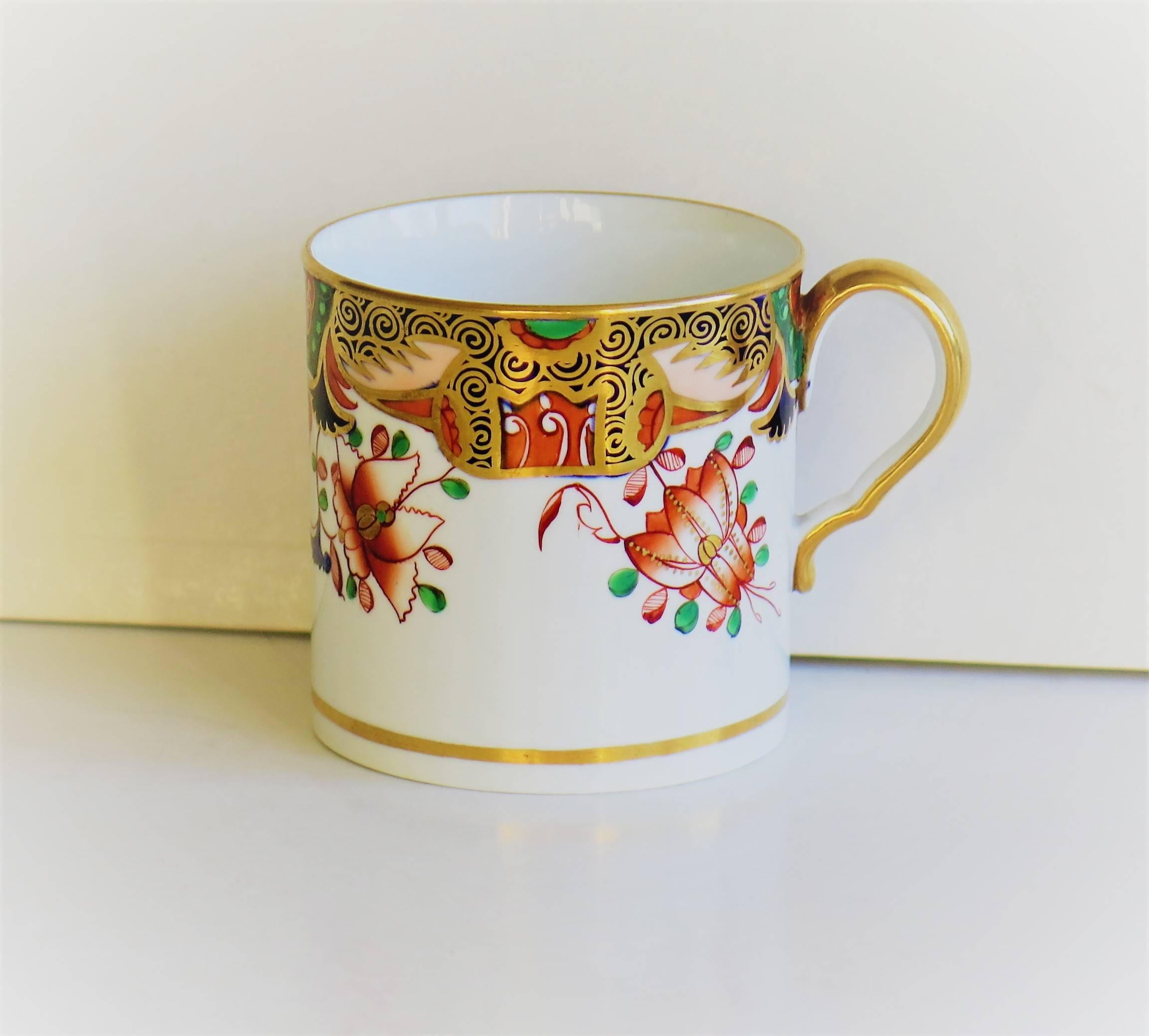 Dies ist ein schönes Beispiel für eine englische Porzellan-Kaffeekanne aus der Zeit Georgs III.:: hergestellt von Spode im frühen 19. Jahrhundert:: ca. 1810-1815:: mit der Aufschrift Spode auf dem Boden. 

Die Kanne ist nominell geradlinig und hat